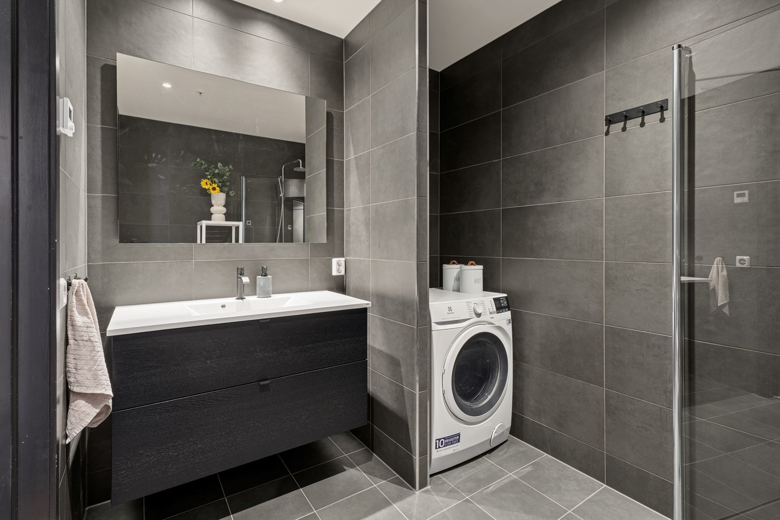 Boligens baderom er lekkert og flislagt med vannbåren gulvvarme. Galleribilde