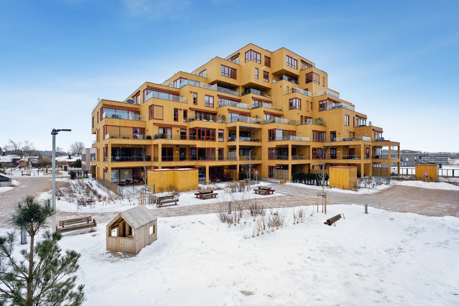 Fellesareal er opparbeidet med steinlagte stikkveier, plenarealer, forskjellig beplantning, sittegrupper og lekeplass. Galleribilde