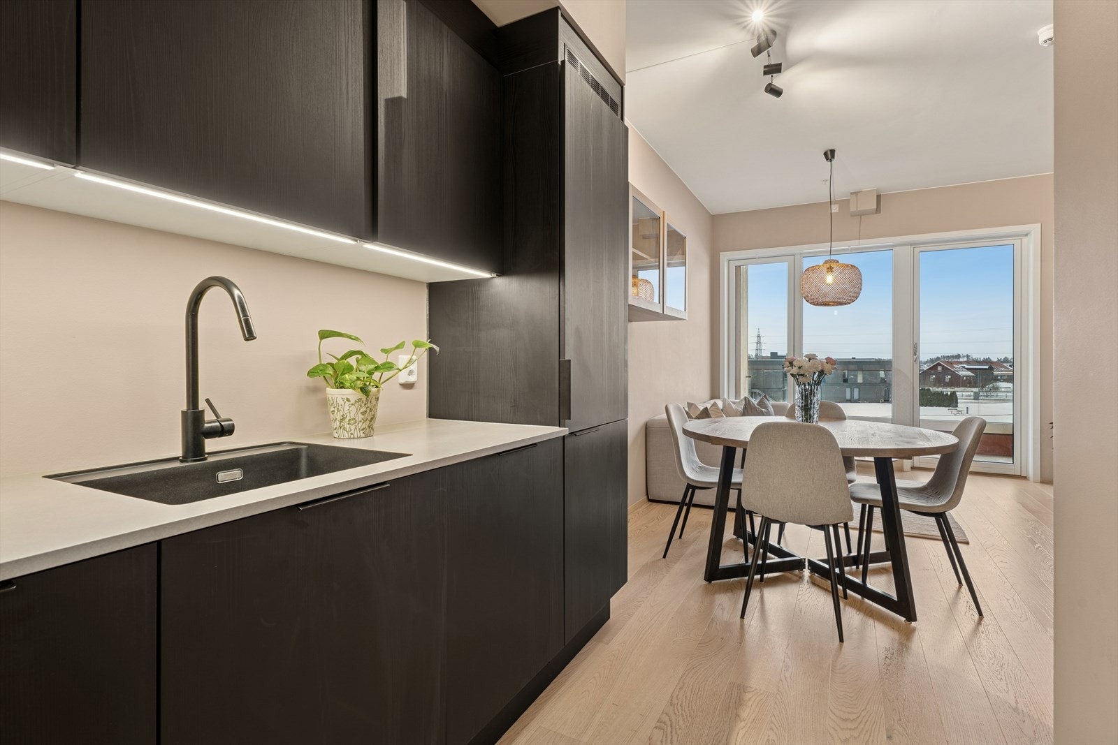 Kjøkkenet har en åpen løsning mot stue, hvor det er plass til spisegruppe. Galleribilde