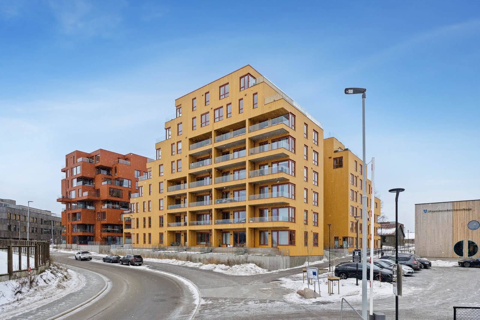 Magasinparken ligger i et stille og attraktivt område i Ski, med behagelig gangavstand til sentrum og alle byens fasiliteter. Her bor man tilbaketrukket i et rolig nabolag, samtidig som man har kort vei til alt man trenger i hverdagen. Galleribilde