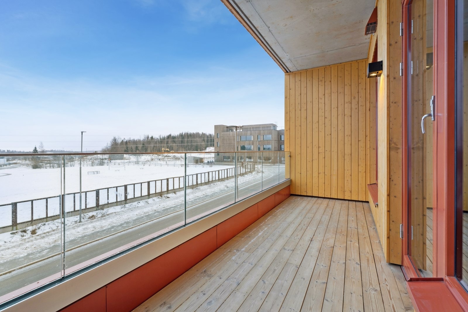 Fra stuen er det utgang til den trivelige balkongen på ca. 9 kvm. Galleribilde