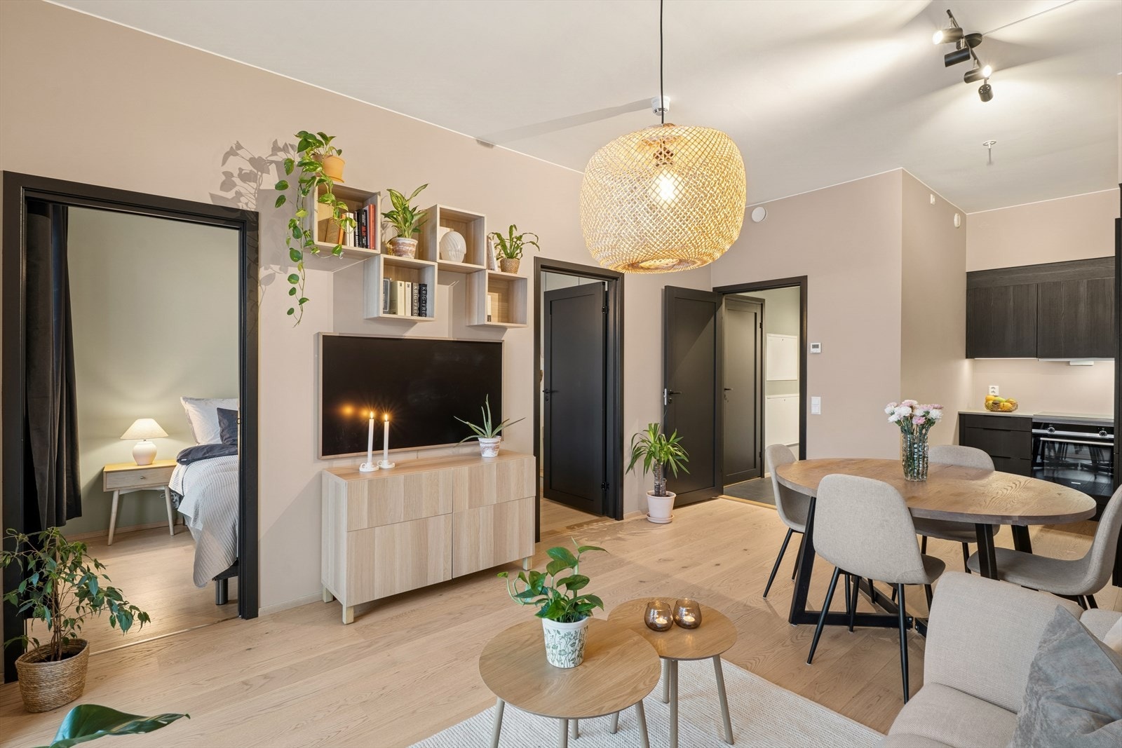 Her er alt tilrettelagt for en enkel hverdag. Her bor du i et nesten nytt bygg med moderne innredning og overflater. Galleribilde