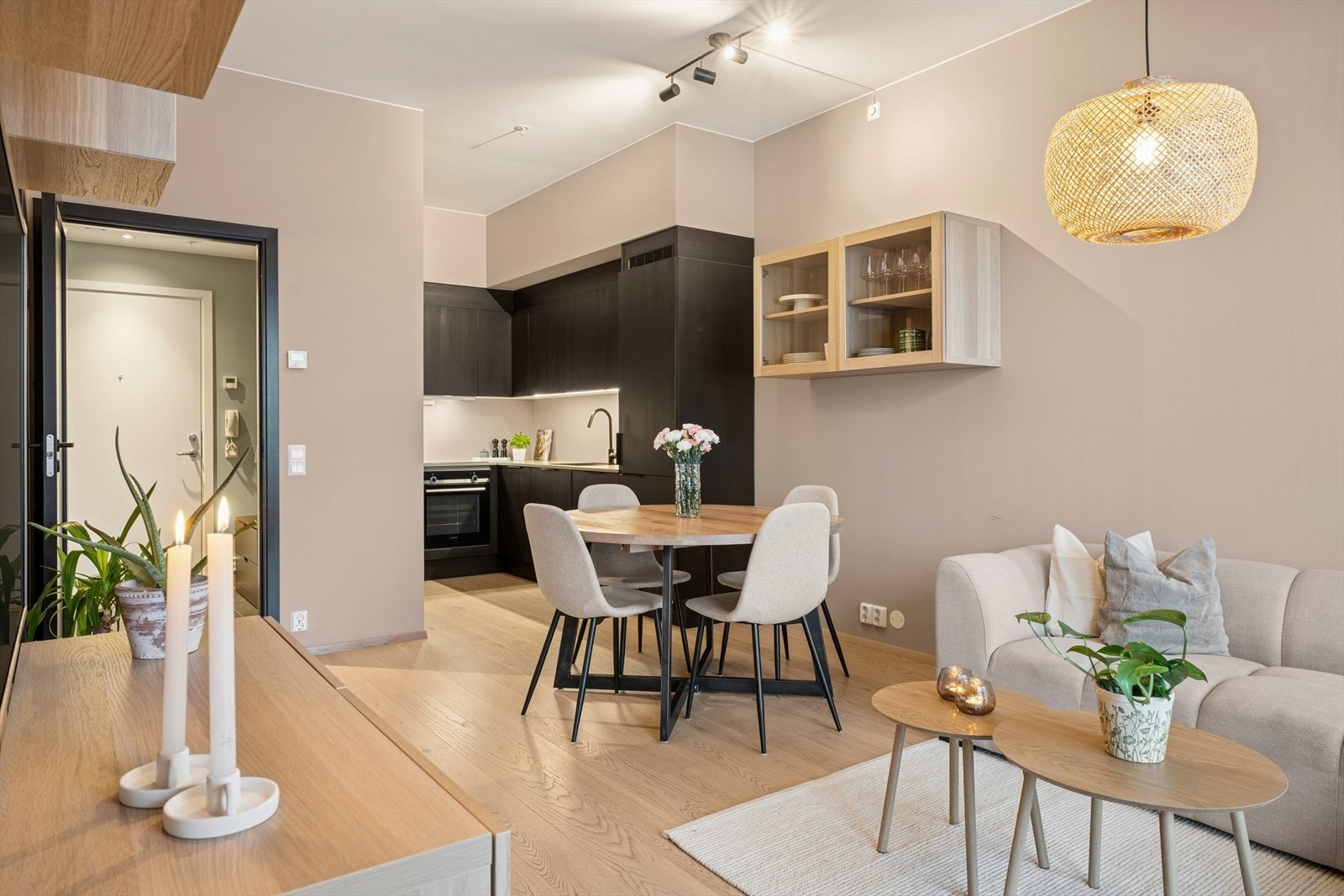 En lekker og nyere 2-roms leilighet fra 2024 beliggende i byggets 2. etasje. Galleribilde