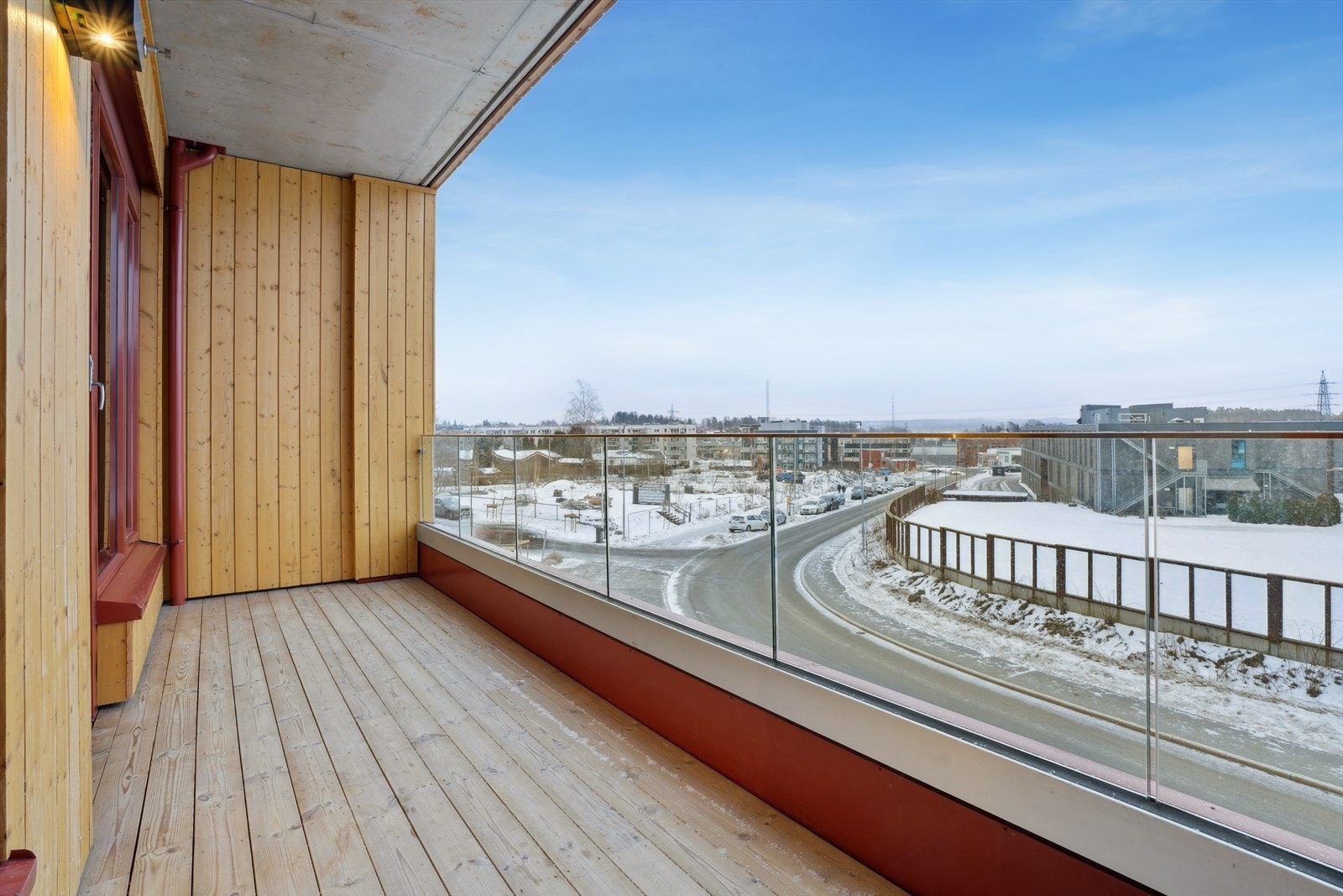 Her har du fin utsikt utover Ski. Balkongen er takoverbygget, og det er montert belysning og stikkontakt. På balkongen er det god plass til noe trivelig utemøblement og grill. Galleribilde