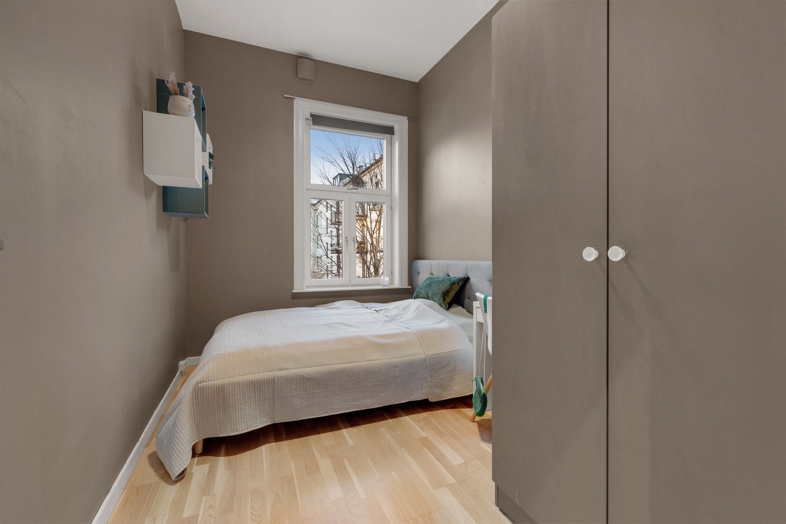 To gode soverom som begge vender ut mot indre gårdsrom, stille og rolig Galleribilde