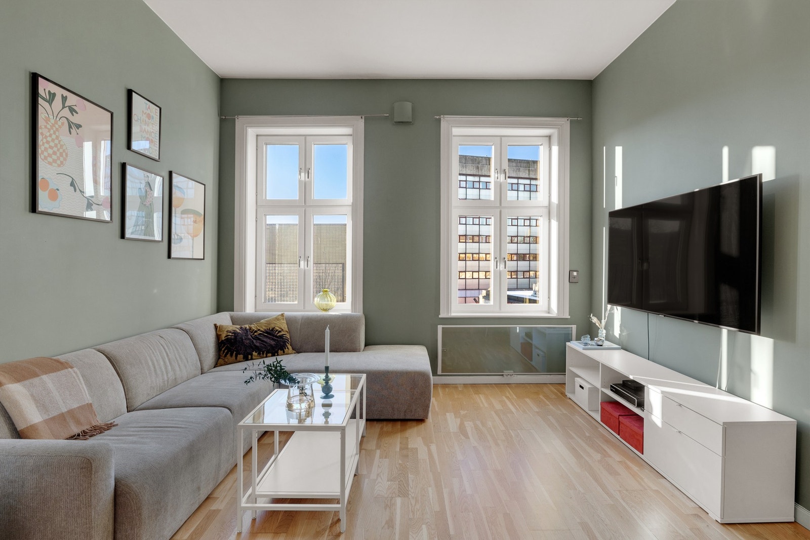 Store vindusflater og svært god takhøyde gir mye lys og en god romfølelse Galleribilde