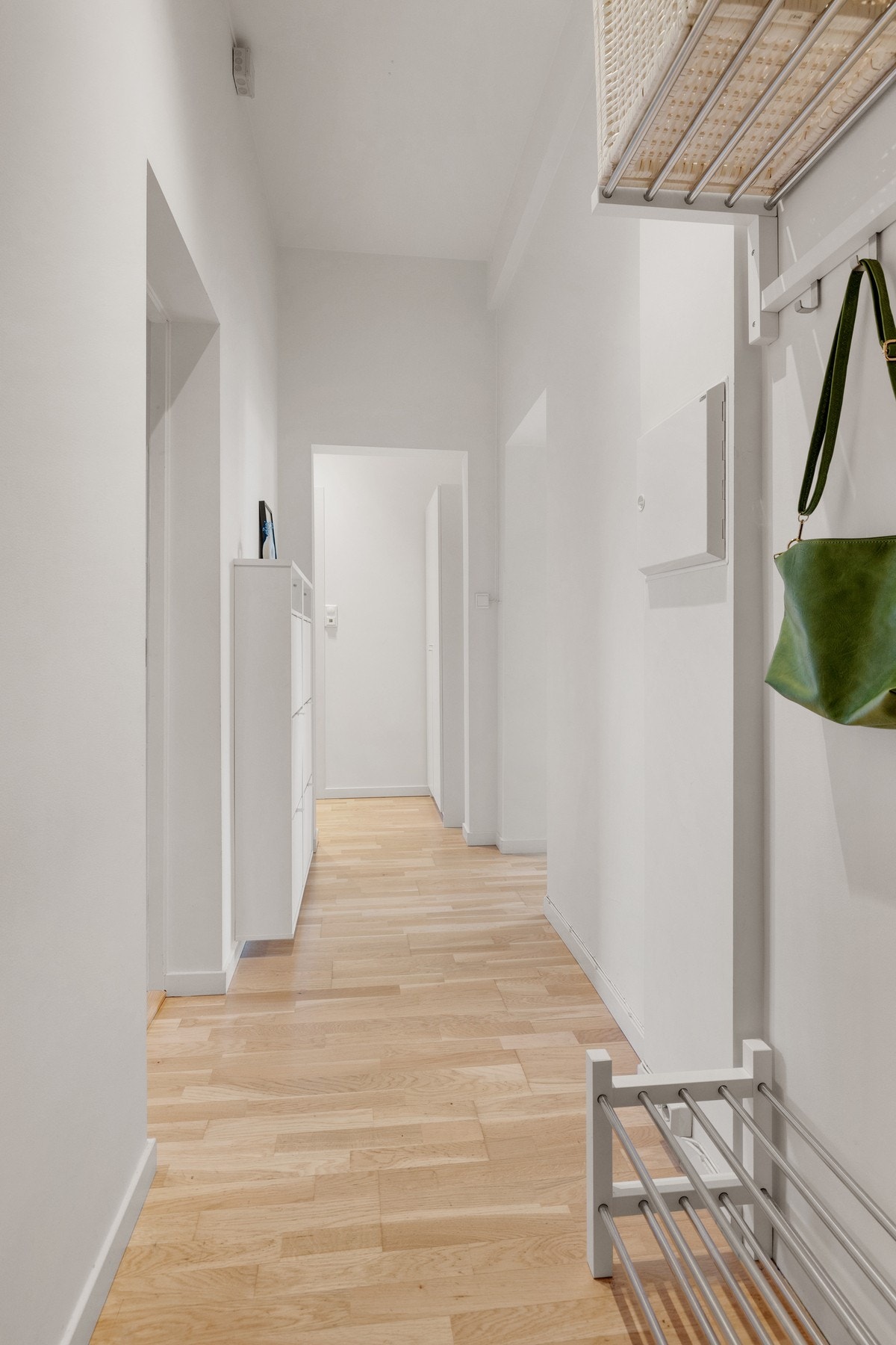 Entre/gang med naturlig plass for yttertøy, samt garderobeskap Galleribilde