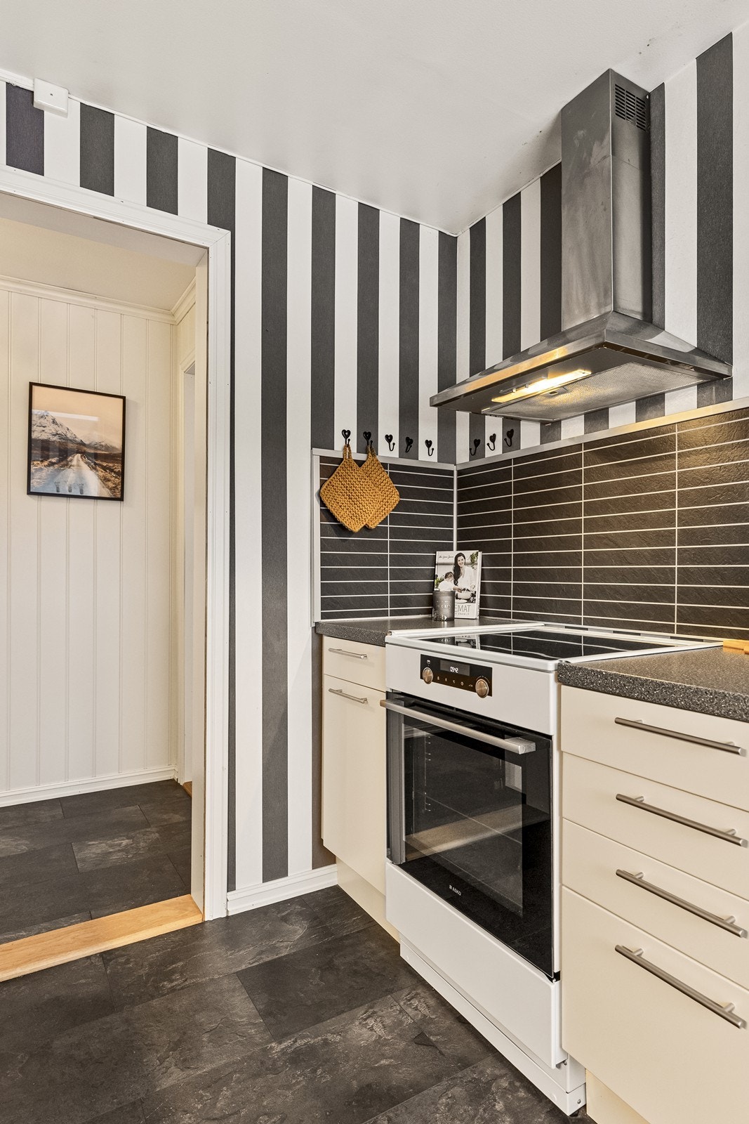 Kjøkkenet er utstyrt med elektrisk komfyr og ventilator, og har glatte fronter. Galleribilde