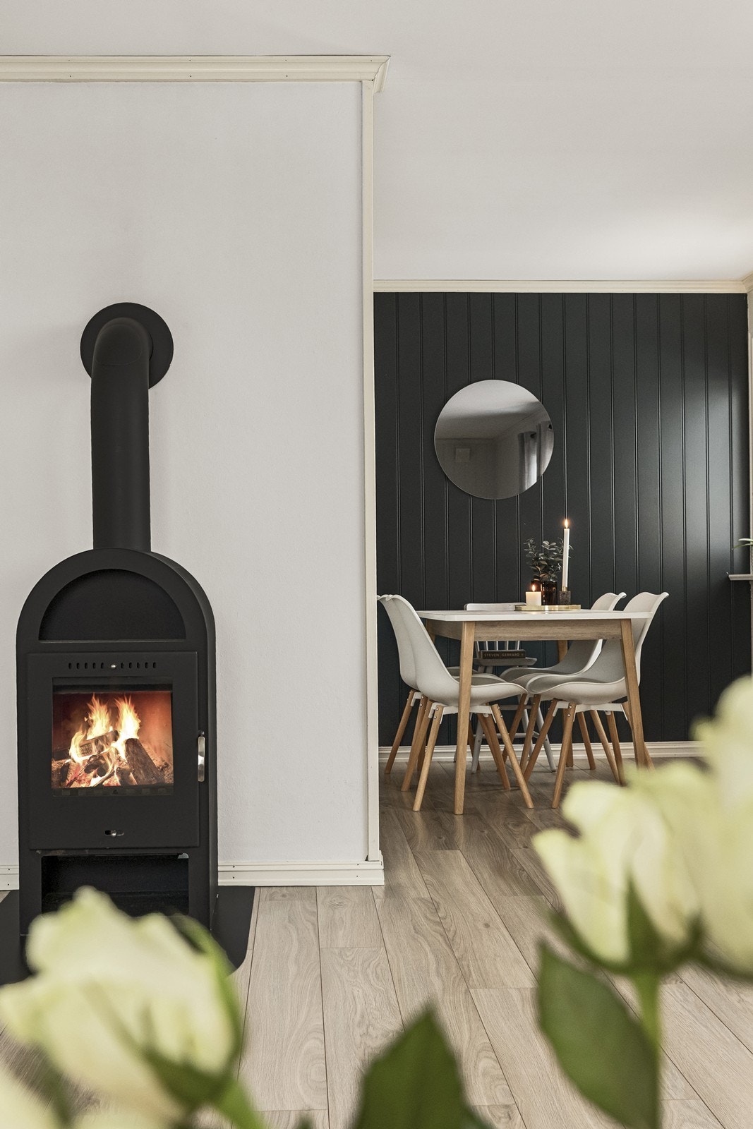 Spiseplass er praktisk plassert nær kjøkkenet for enkel servering. Galleribilde