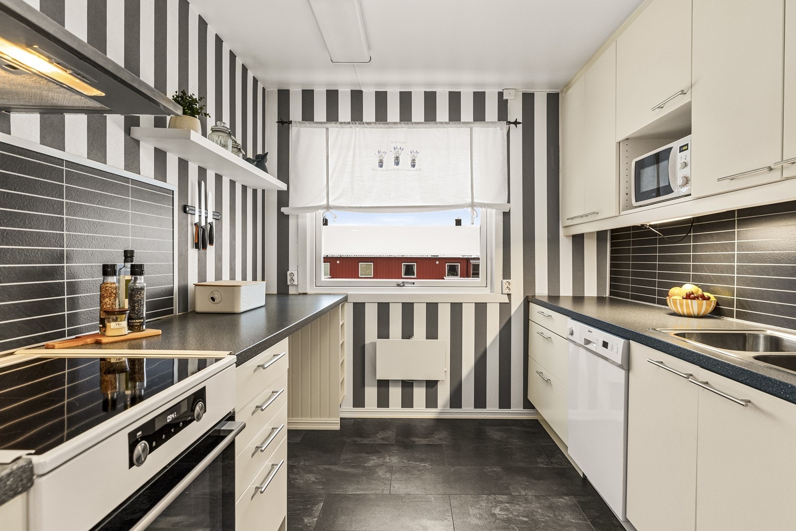 Kjøkkenet har glatte fronter og laminat benkeplate. Galleribilde