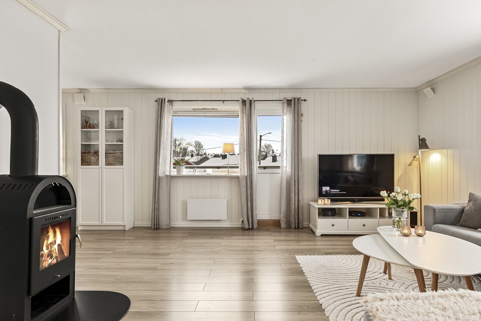 Store vinduer gir godt dagslys og utsyn mot nærområdet. Galleribilde