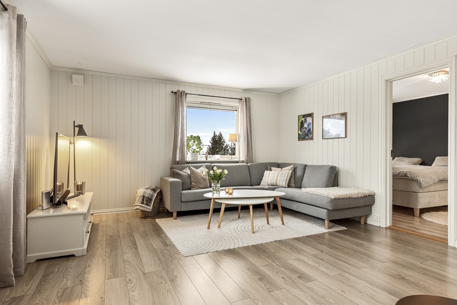 Plass til sofagruppe gjør stuen til et komfortabelt samlingspunkt. Galleribilde