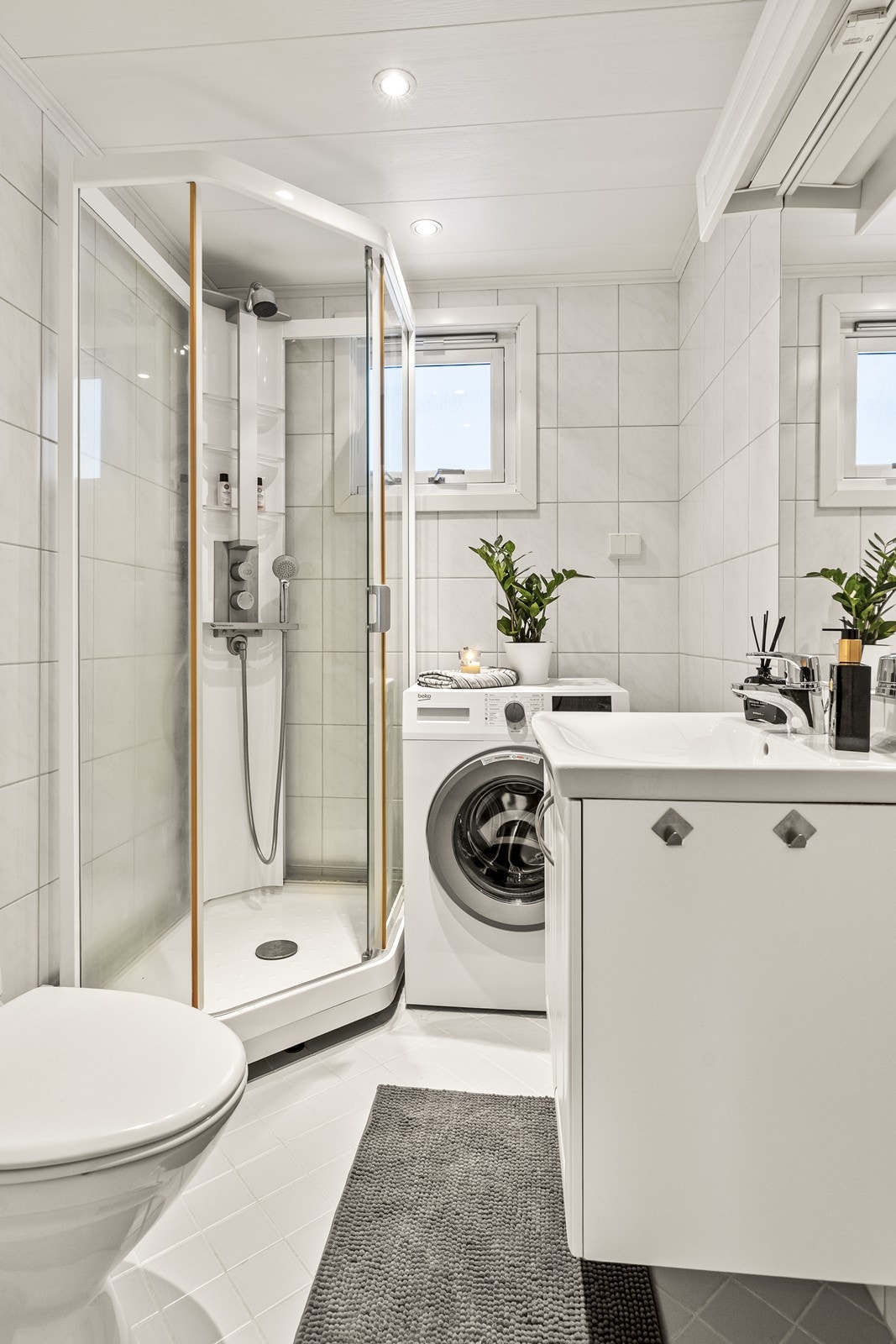 Flislagte vegger og gulv med elektriske varmekabler gir komfort i våtrommet. Galleribilde