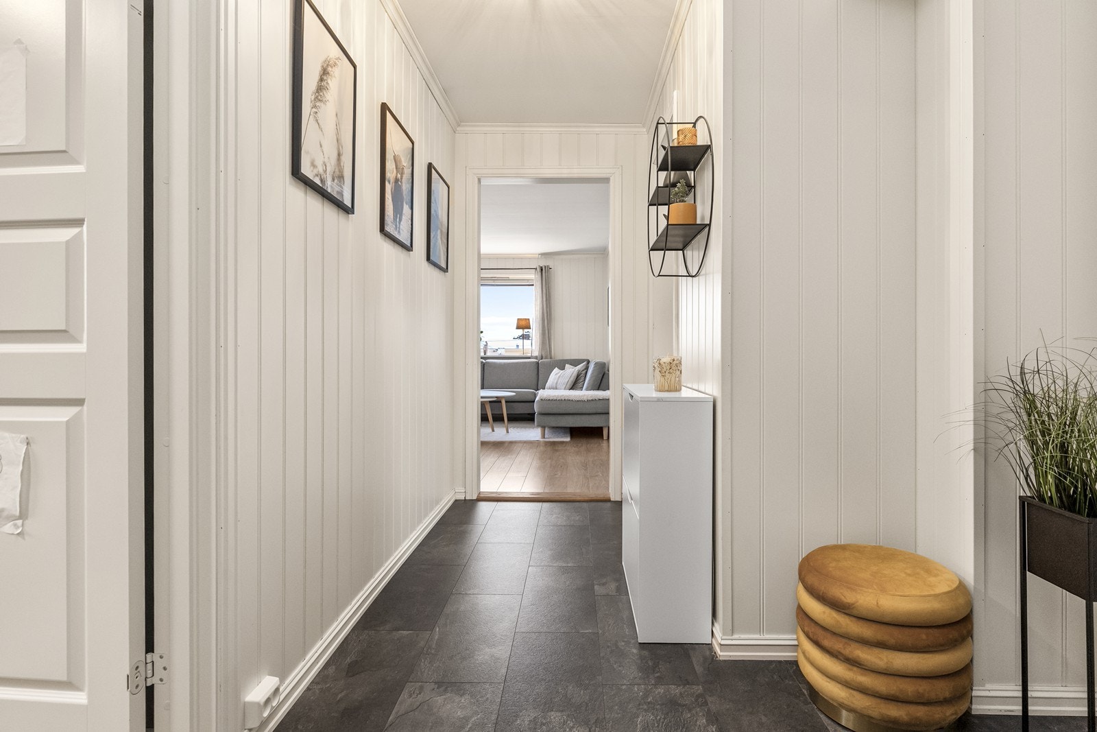 Direkte forbindelse til stuen gir en naturlig overgang fra entréen. Galleribilde