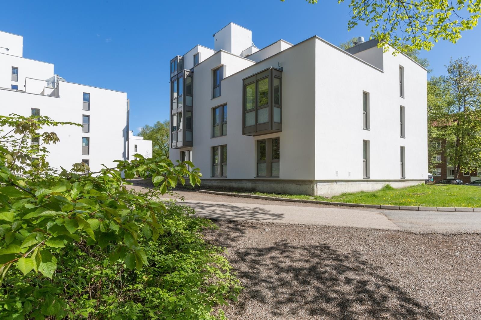 Byggene er omkranset av grøntarealer Galleribilde