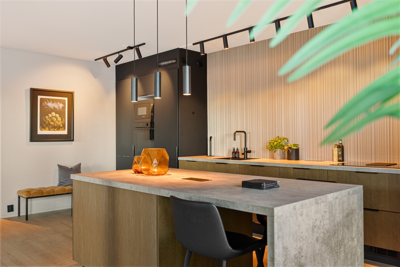 Kjøkkenøya fungerer som en naturlig samlingsplass og en ekstra arbeidsflate. Galleribilde