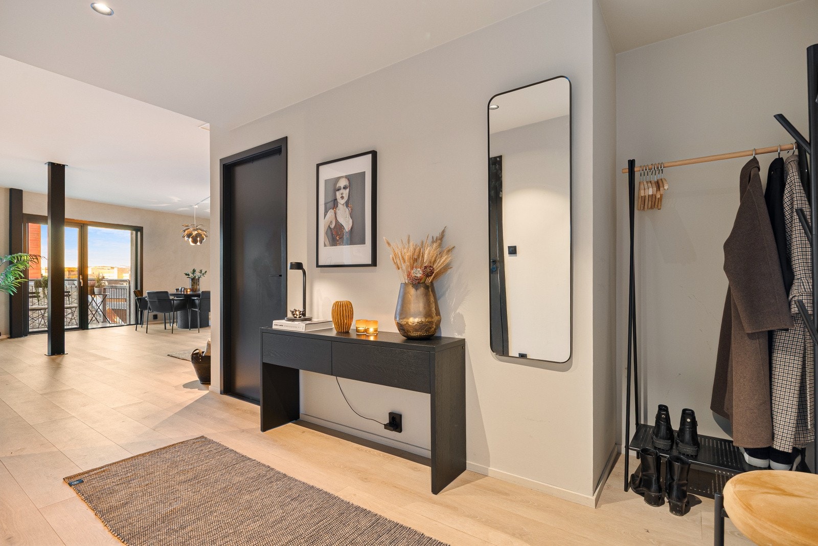 Lys og åpen entré med god plass til yttertøy og sko. Galleribilde