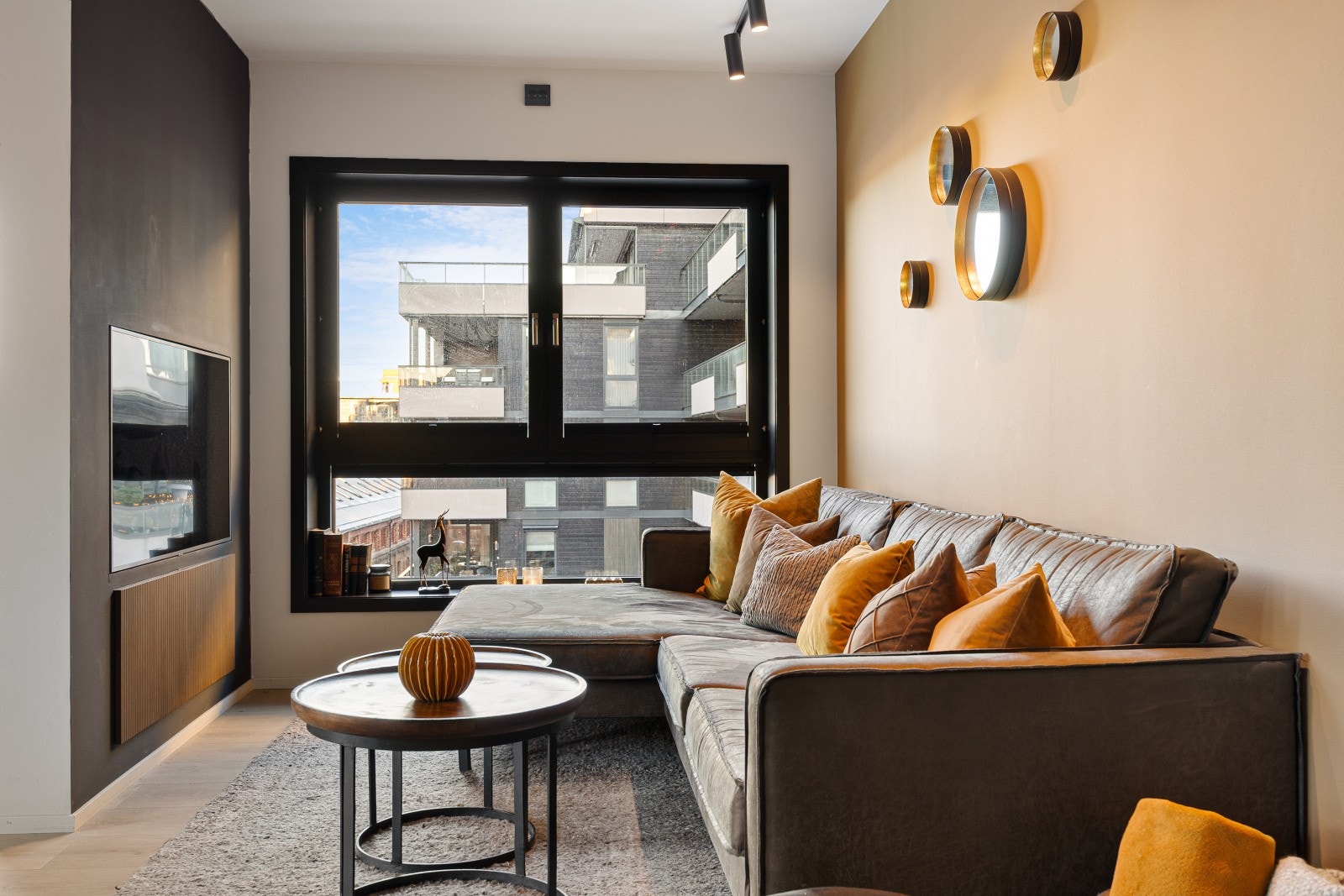 Vannbåren varme via radiatorer sikrer et behagelig inneklima og et lavt strømforbruk. Galleribilde