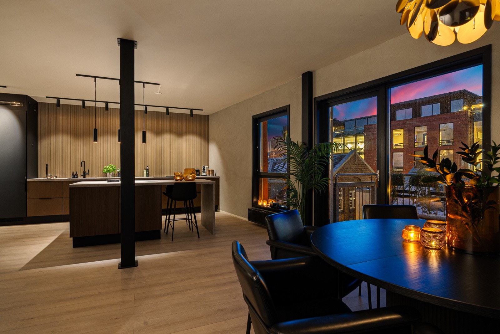 Belysningen i leiligheten er nøye planlagt med downlights og skinnesystemer. Galleribilde