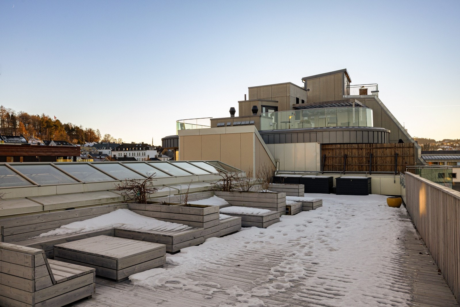 Sameiet disponerer en stor, felles takterrasse som er inndelt i soner med beplantning. Galleribilde