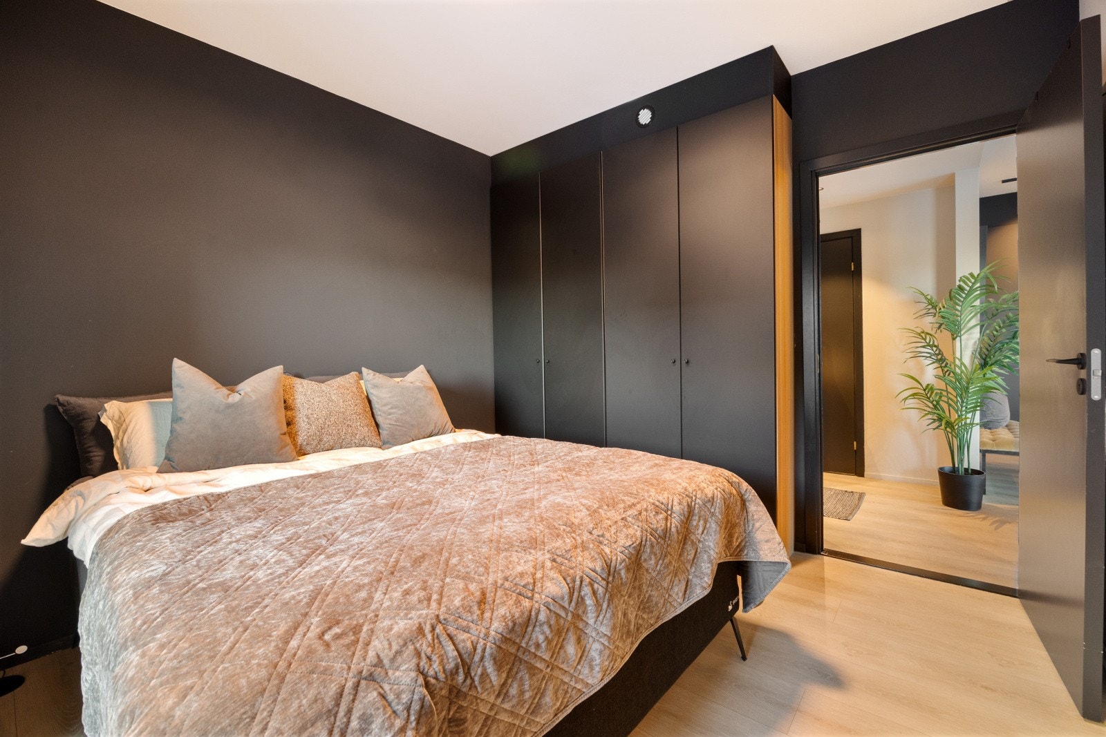 Soverommet er av god størrelse med plass til dobbeltseng og nattbord. Galleribilde