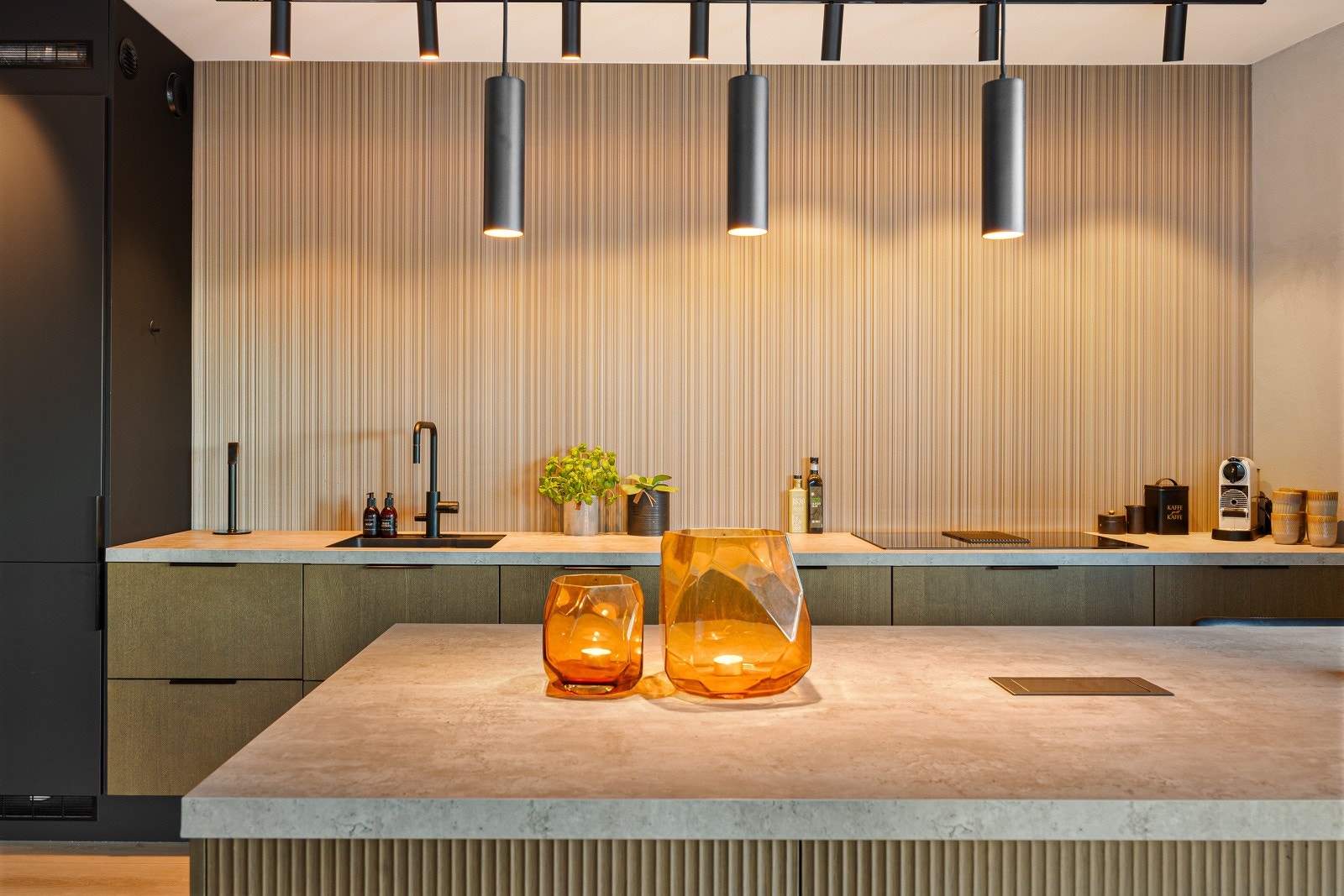 Platetopp med integrert kullfiltervifte og balansert ventilasjon i boligen. Galleribilde