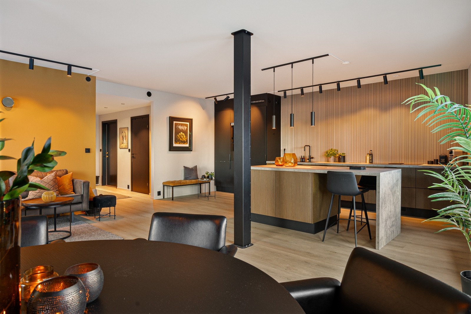 Hele boligen så nær som badet er helrenovert høsten 2022, ny innmat i sikringsskap, nytt kjøkken fra HTH, nye gulv og overflater vegg, tak. Galleribilde