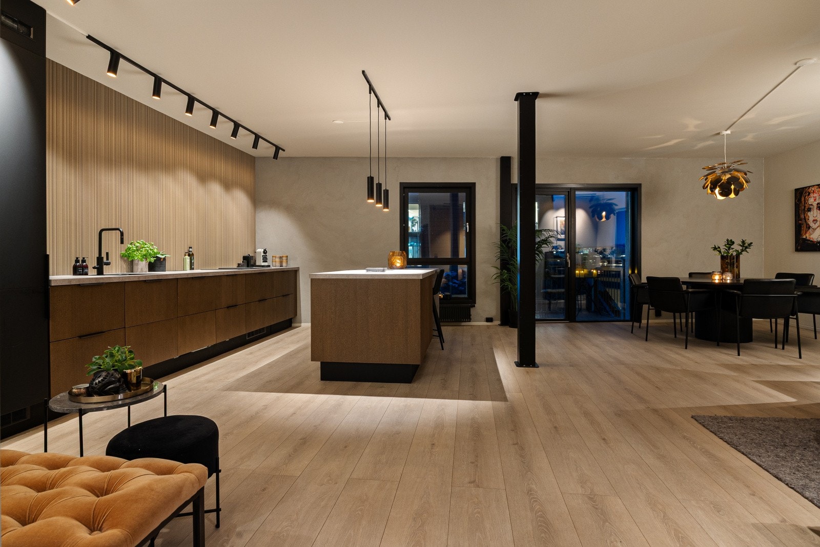 Store vindusflater og en åpen planløsning gir en luftig romfølelse. Galleribilde