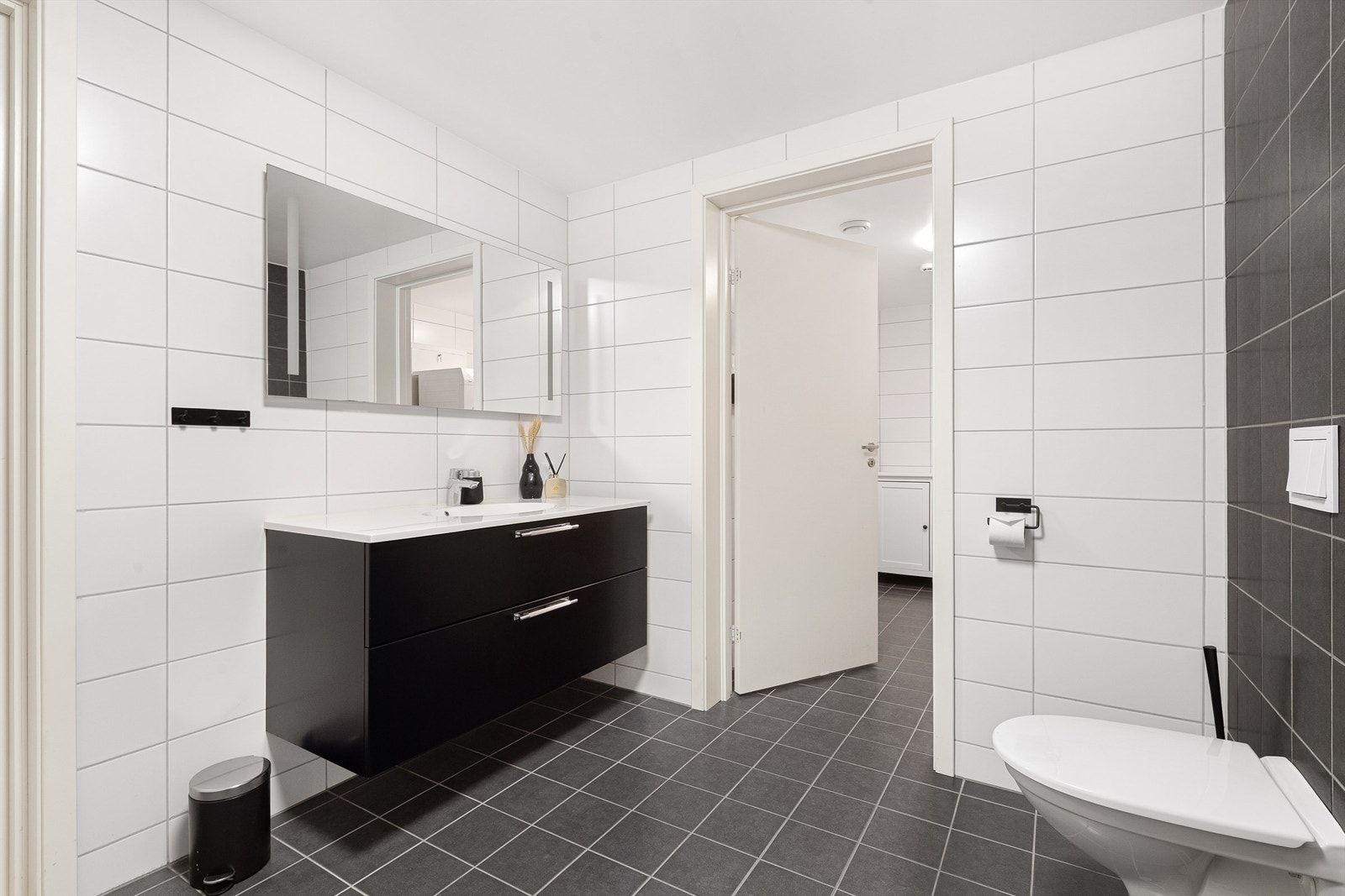 Fra badet er det inngang til vaskerom/bod Galleribilde