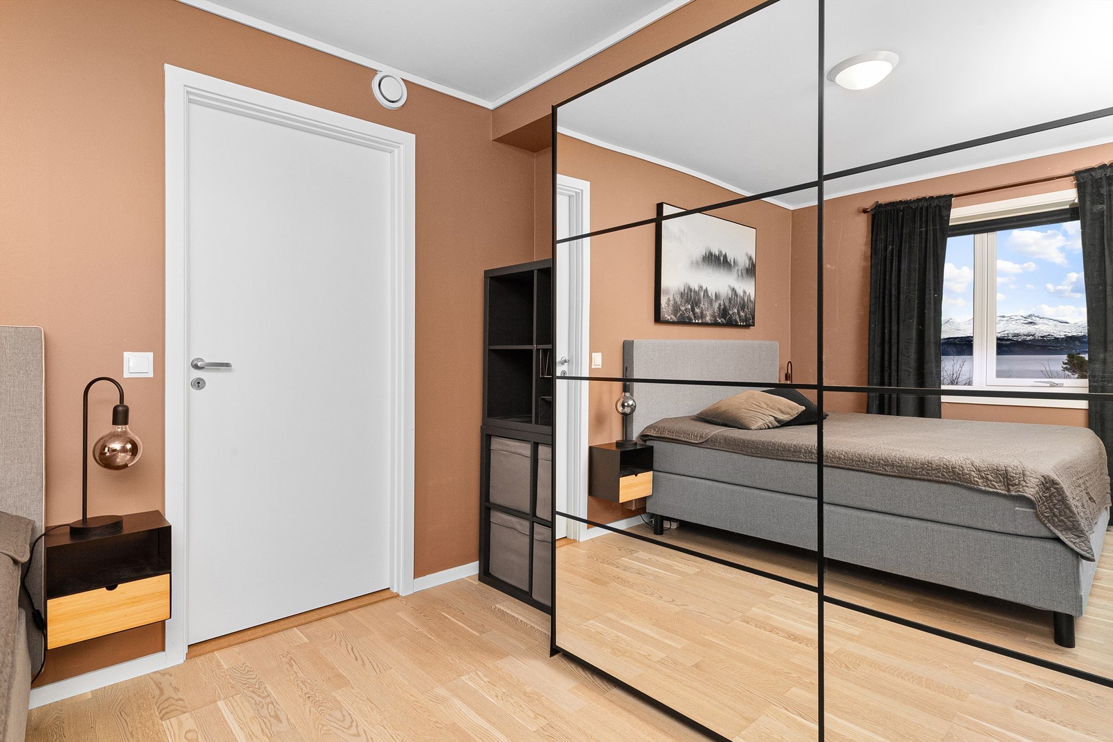 Hovedsoverom har skyvedørsgarderobe med speildører Galleribilde