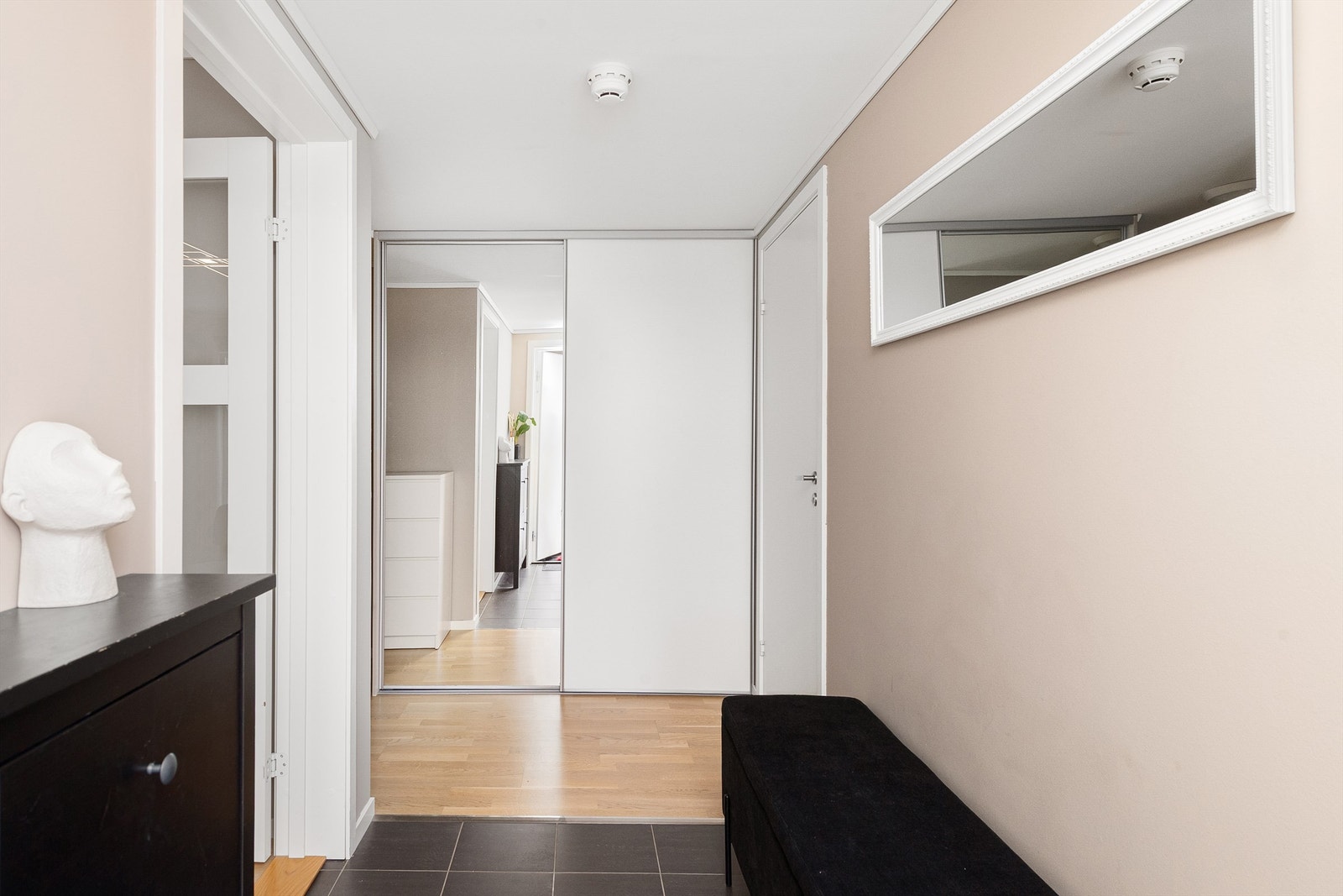 Skyvedørsgarderobe montert i gang Galleribilde