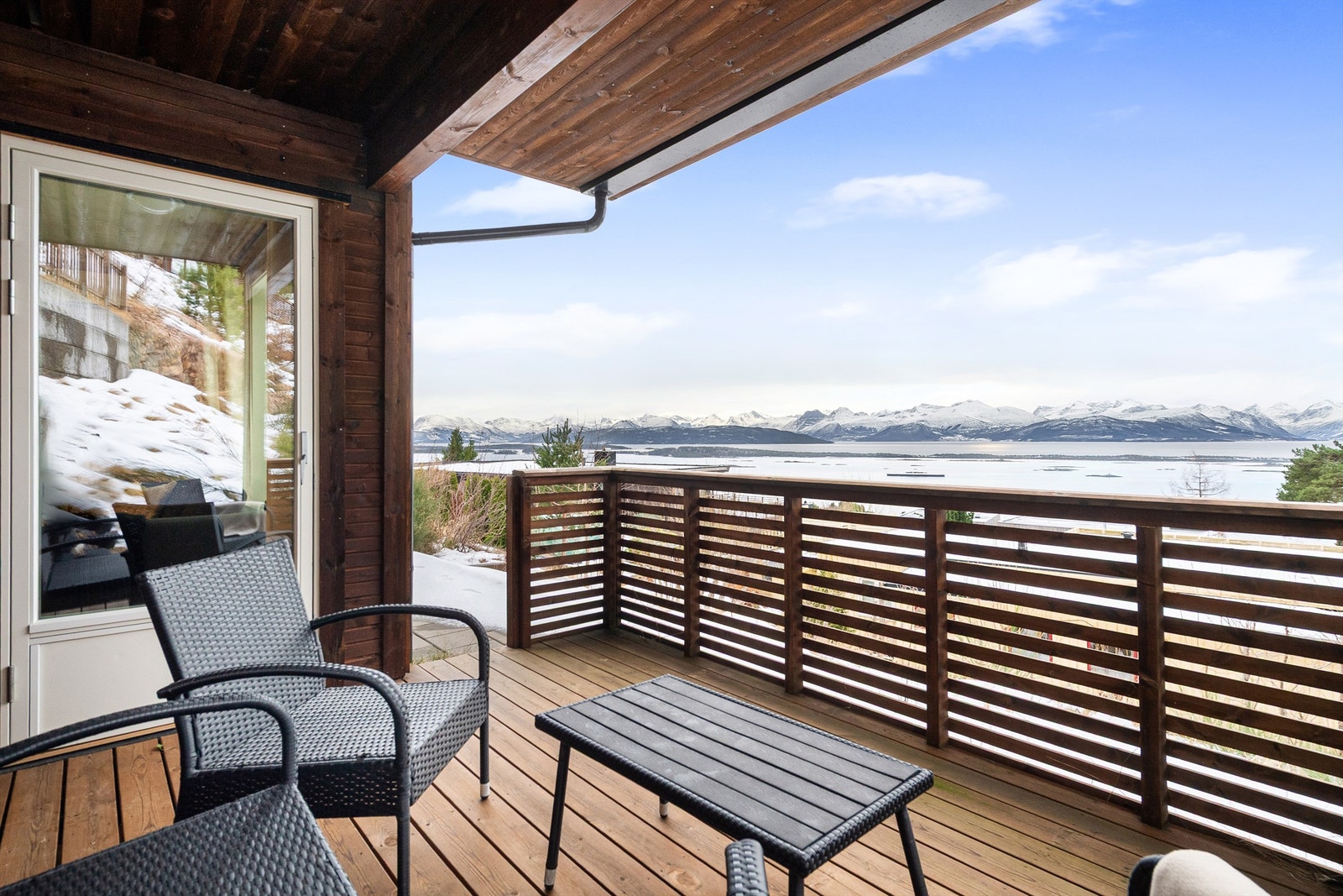 Overbygd terrasse med nydelig utsikt Galleribilde