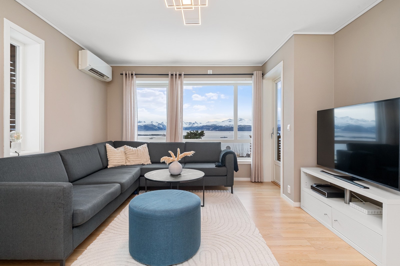 Det er utgang til takoverbygd terrasse fra stuen Galleribilde