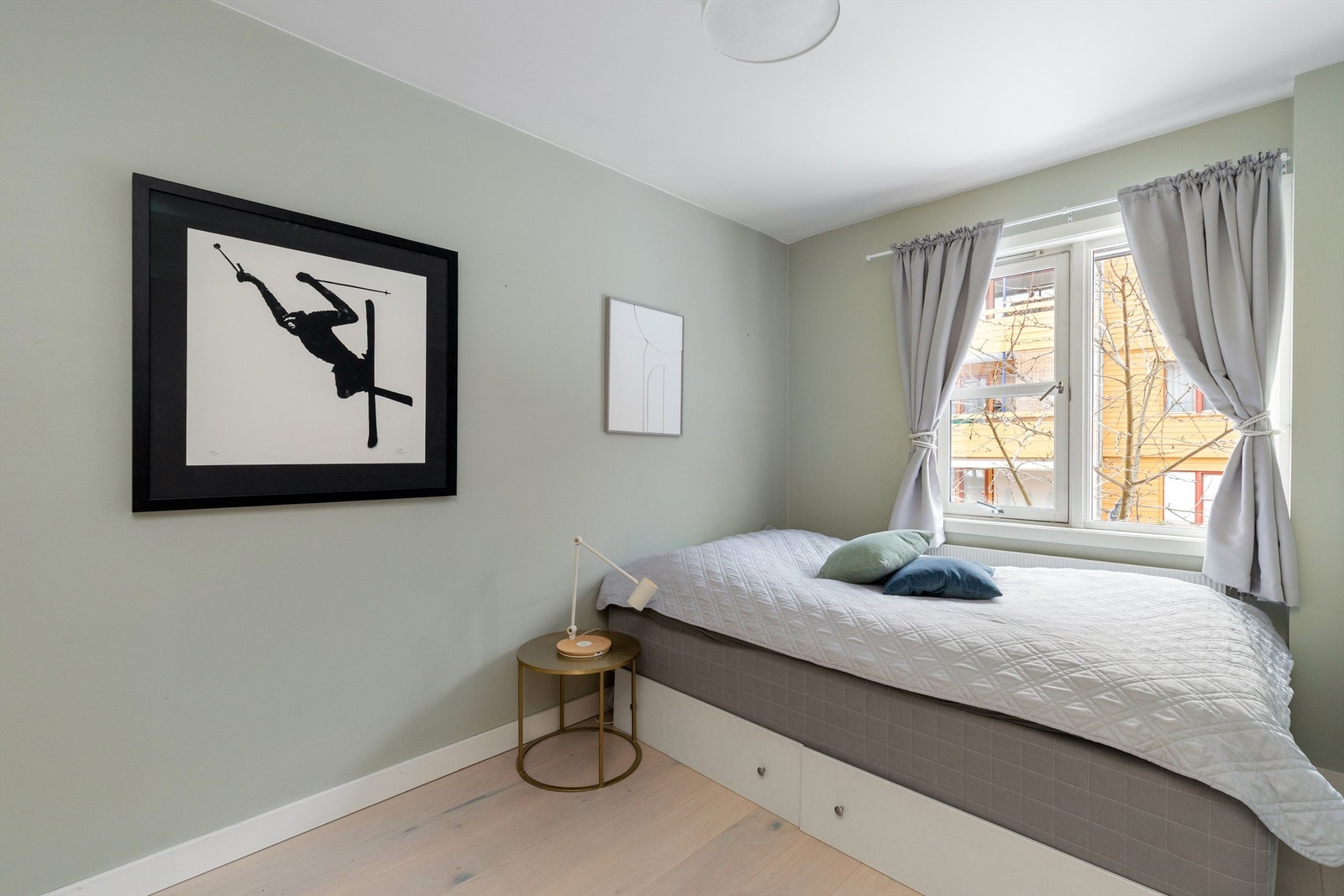 Soverom 2 har også god størrelse. Rommet har godt med plass til seng og arbeidspult Galleribilde