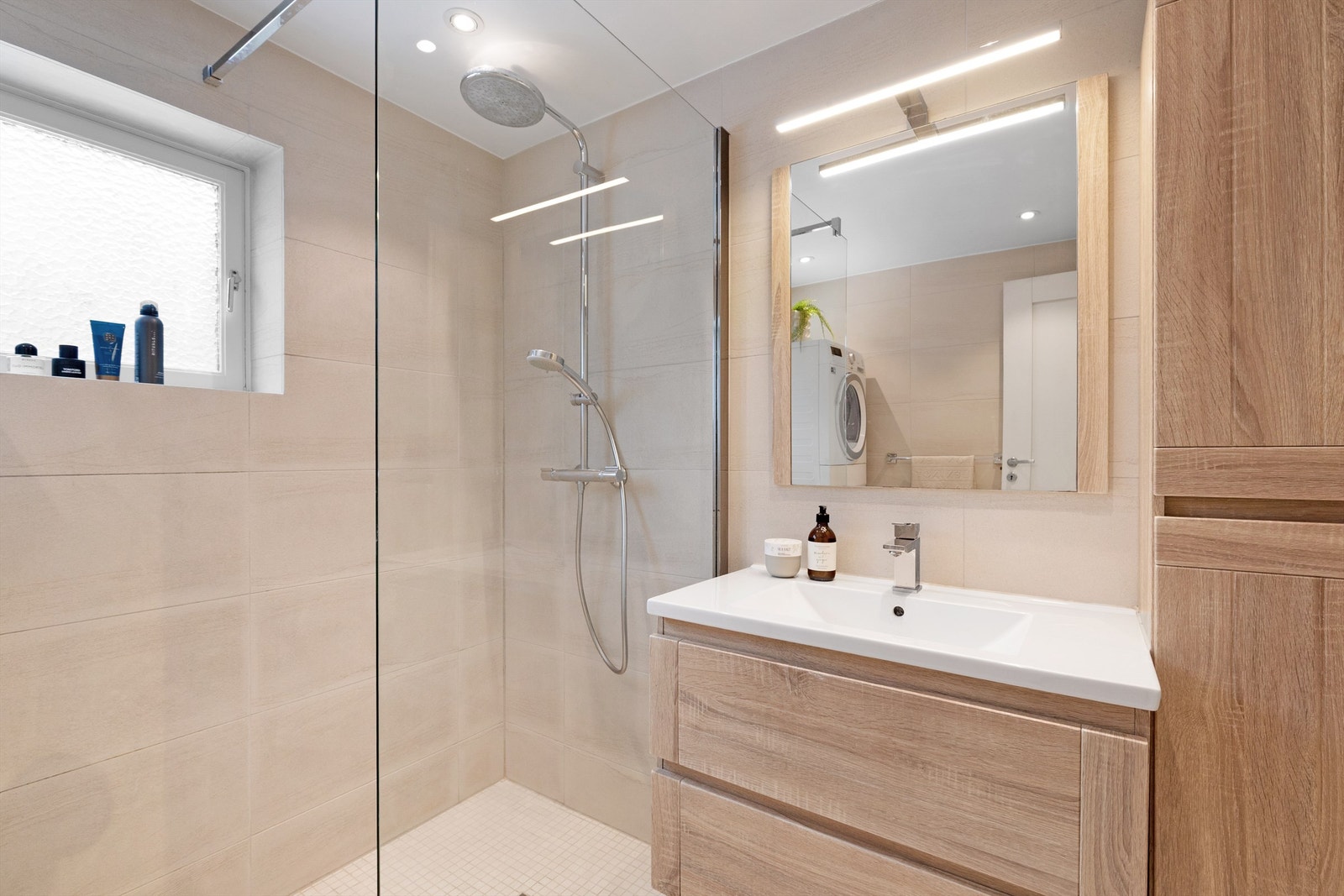 Lekkert flislagt bad som ble pusset opp i 2017. Badet er holdt i i lyse, duse toner Galleribilde