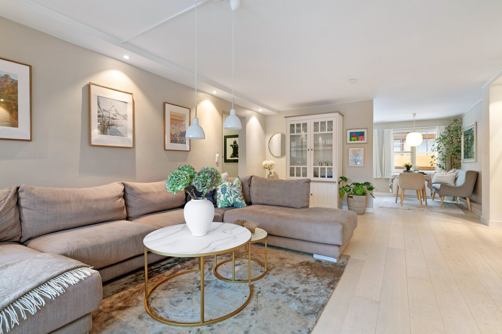 God plass til stor sofa i stuen Galleribilde