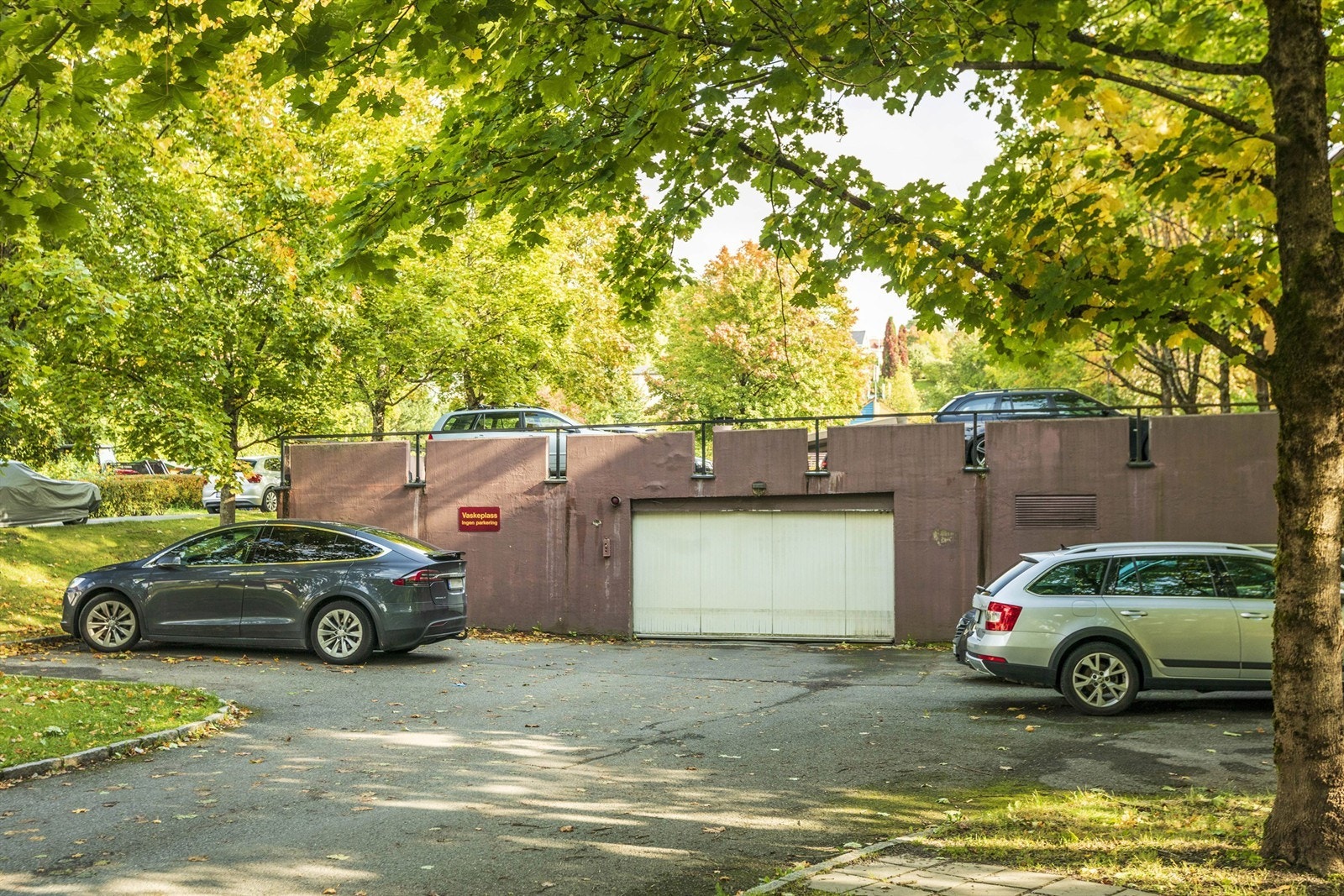 Det medfølger en garasjeplass med lader i felles garasjeanlegg, med automatisk portåpner Galleribilde