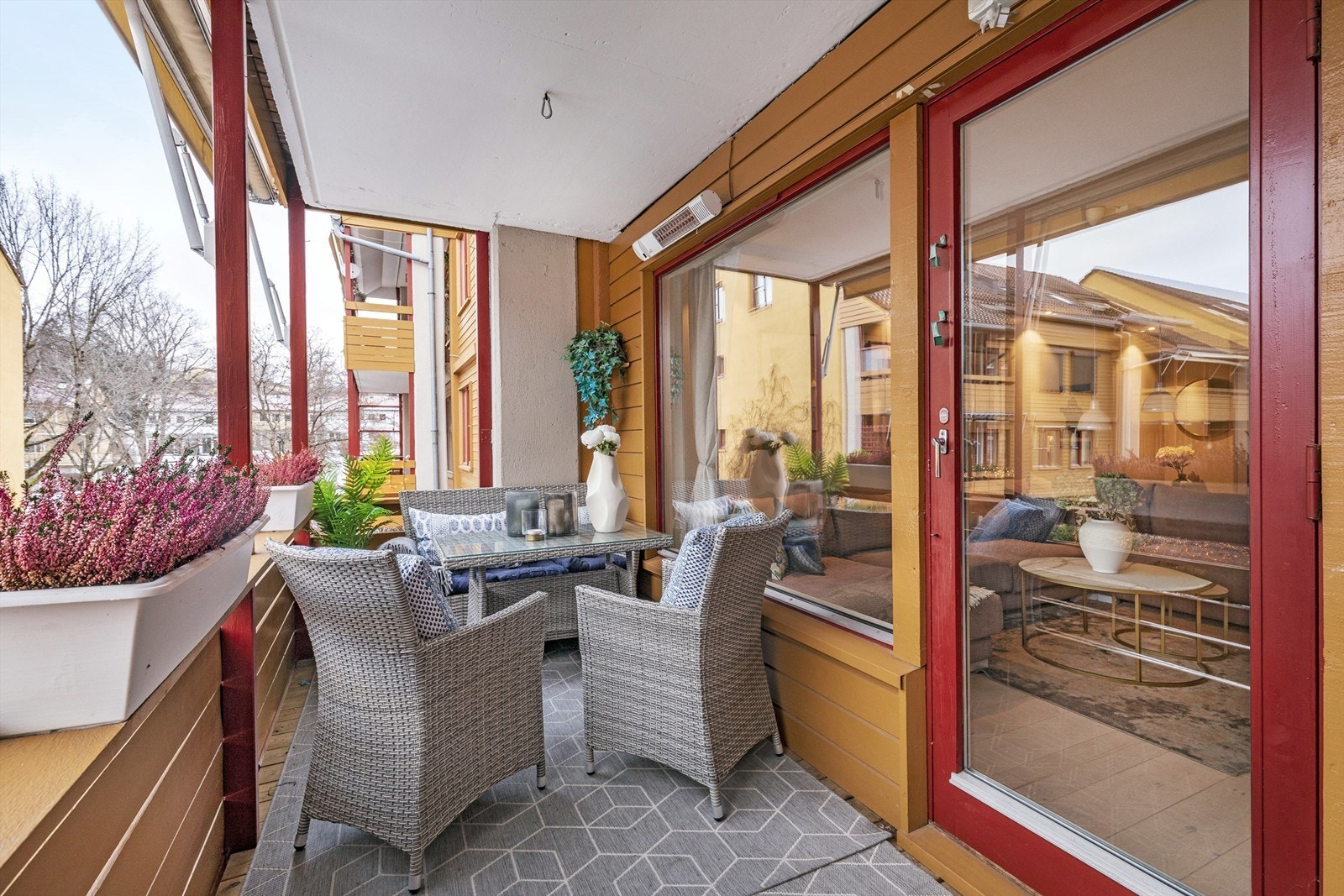 Balkongen er på ca. 7 kvm med god plass til utemøbler Galleribilde