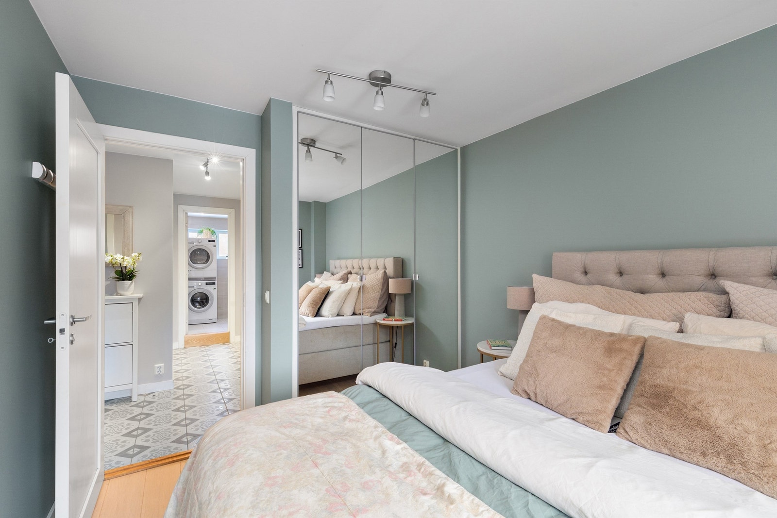 Godt med klesoppbevaring i garderobeskap med speilfronter på hovedsoverommet Galleribilde