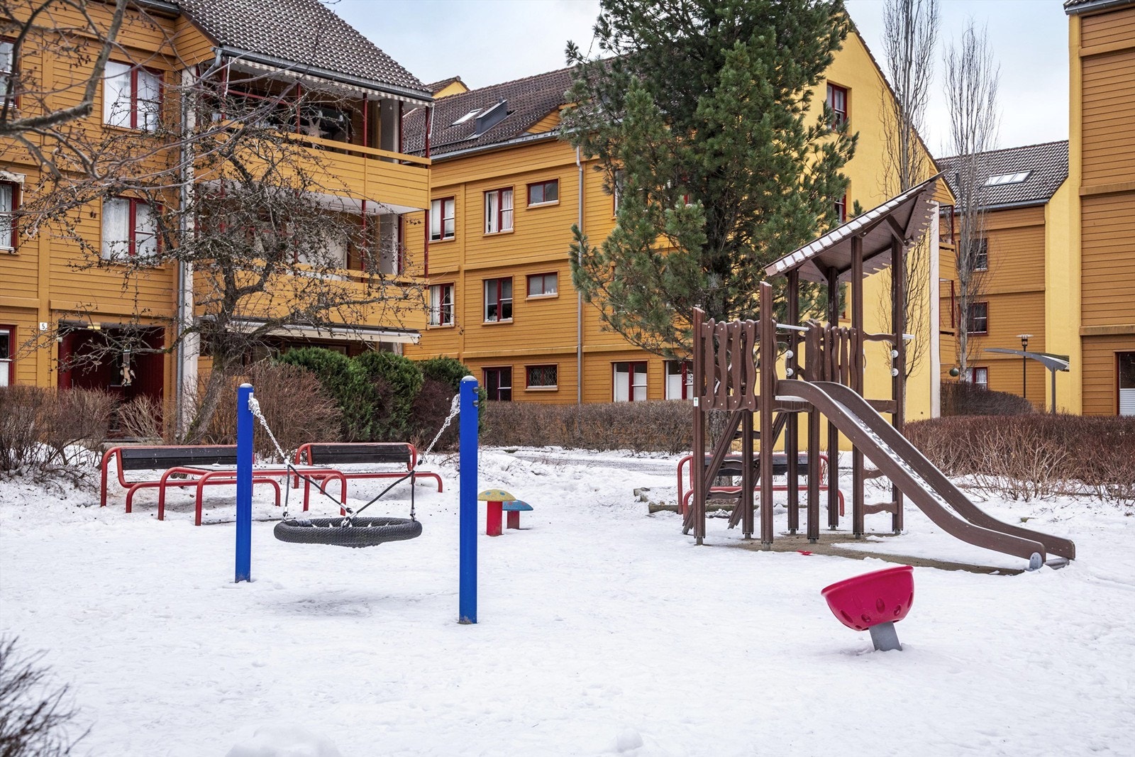 Borettslaget er godt tilrettelagt for beboerne med lekeplasser og sittegrupper Galleribilde