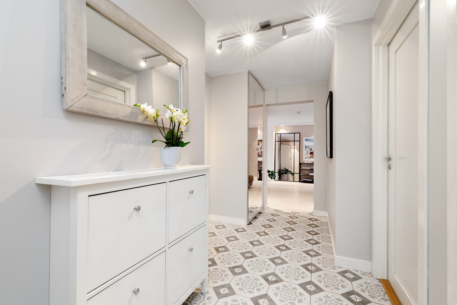 Entréen har garderobeskap med speilskap og godt med veggplass for klesoppheng og skoskap Galleribilde