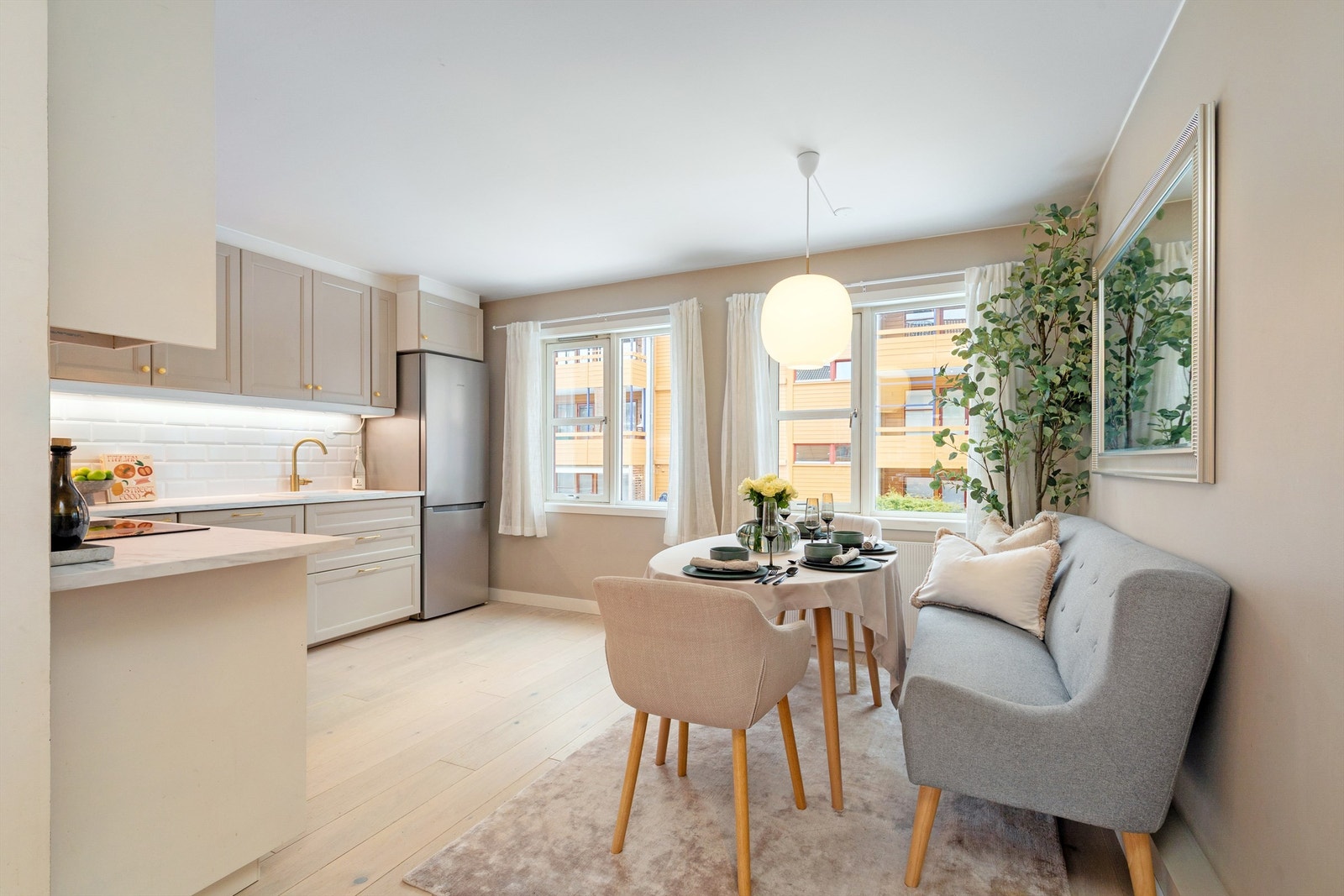 Integrert stekeovn og oppvaskmaskin, samt plass til frittstående kjøleskap i nisje Galleribilde