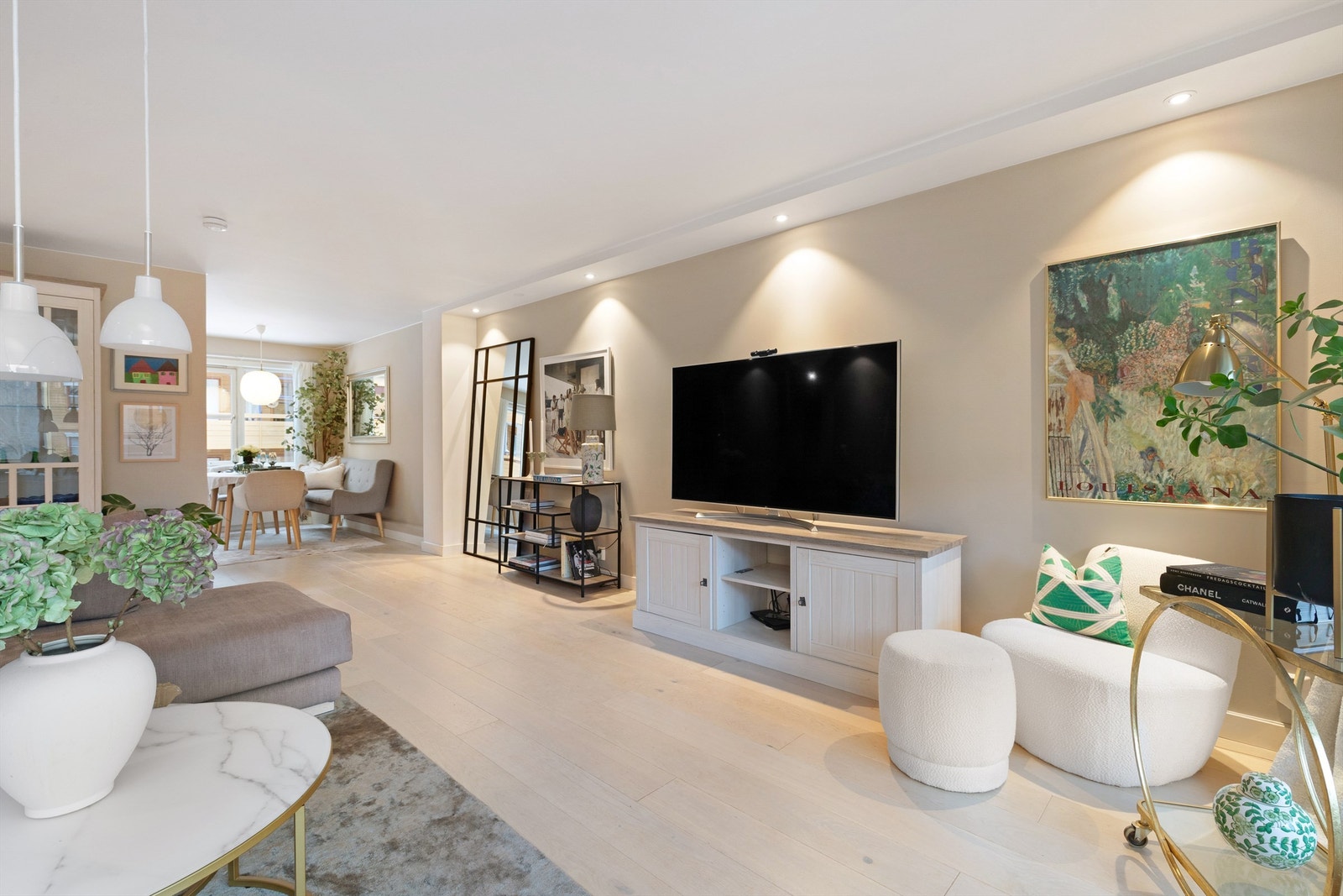 Leiligheten har vinduer på to sider, dette gir mye dagslys og god romfølelse Galleribilde