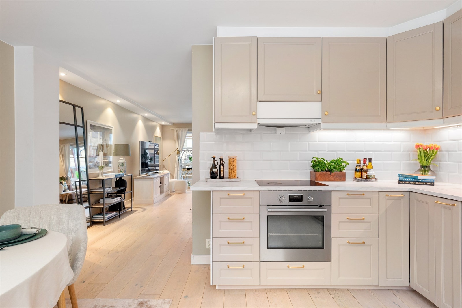 Kjøkkenet er godt utnyttet med mye skap- og benkeplass, et sosialt og godt kjøkken for deg som er glad i å lage mat! Galleribilde