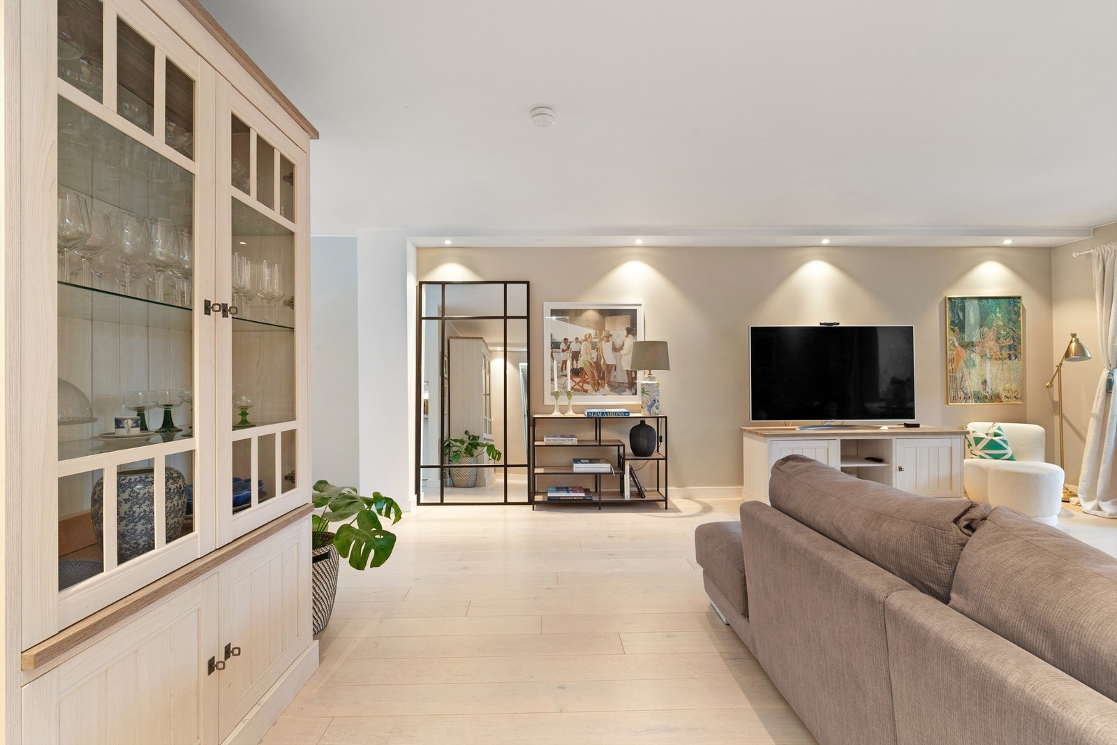 Lys og romslig stue. Det er lagt lyst 1-stavs parkettgulv i alle oppholdsrom, med unntak av entré og bad Galleribilde