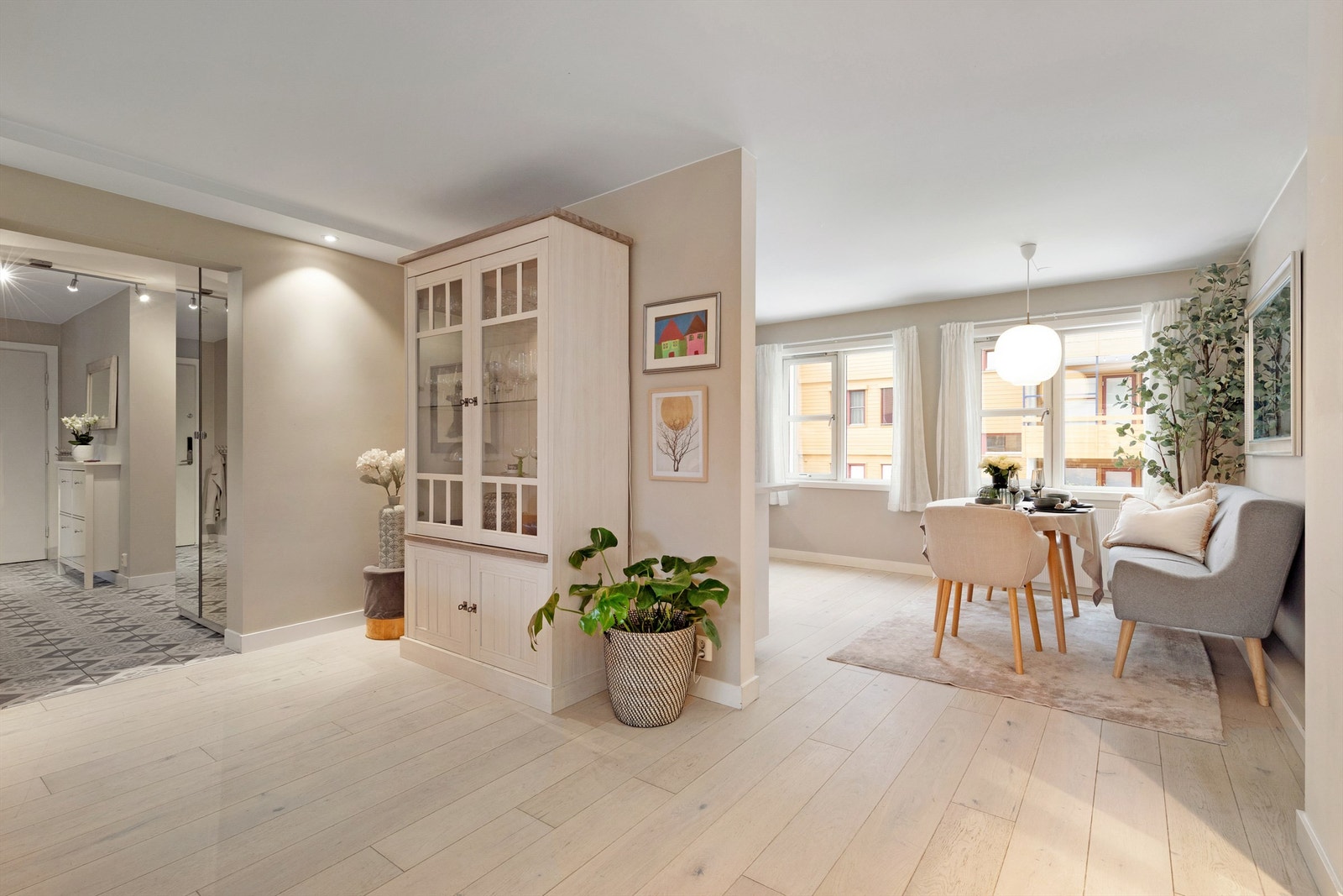 Leiligheten har en åpen og luftig romløsning Galleribilde