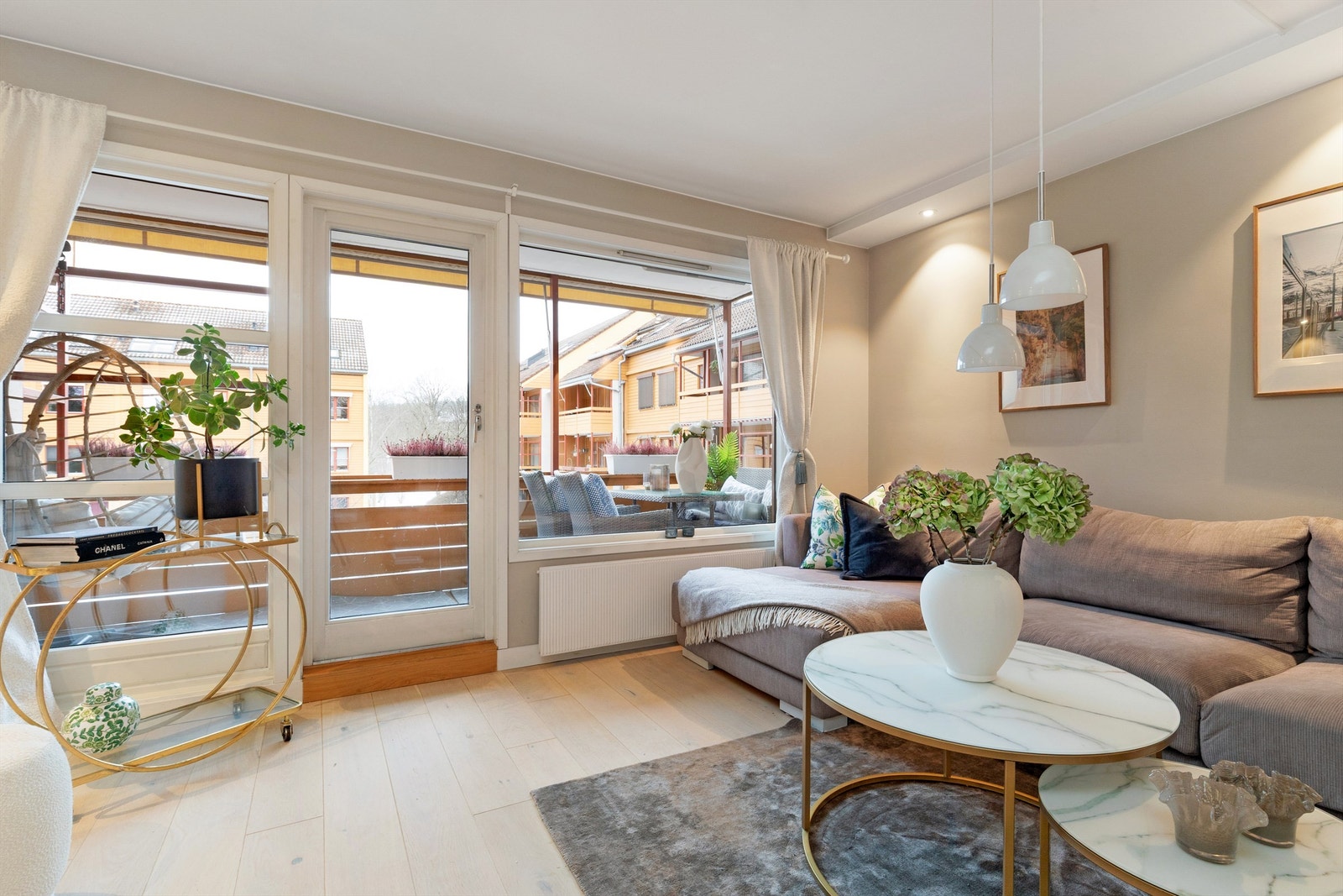 Fra stuen er det utgang til balkong Galleribilde