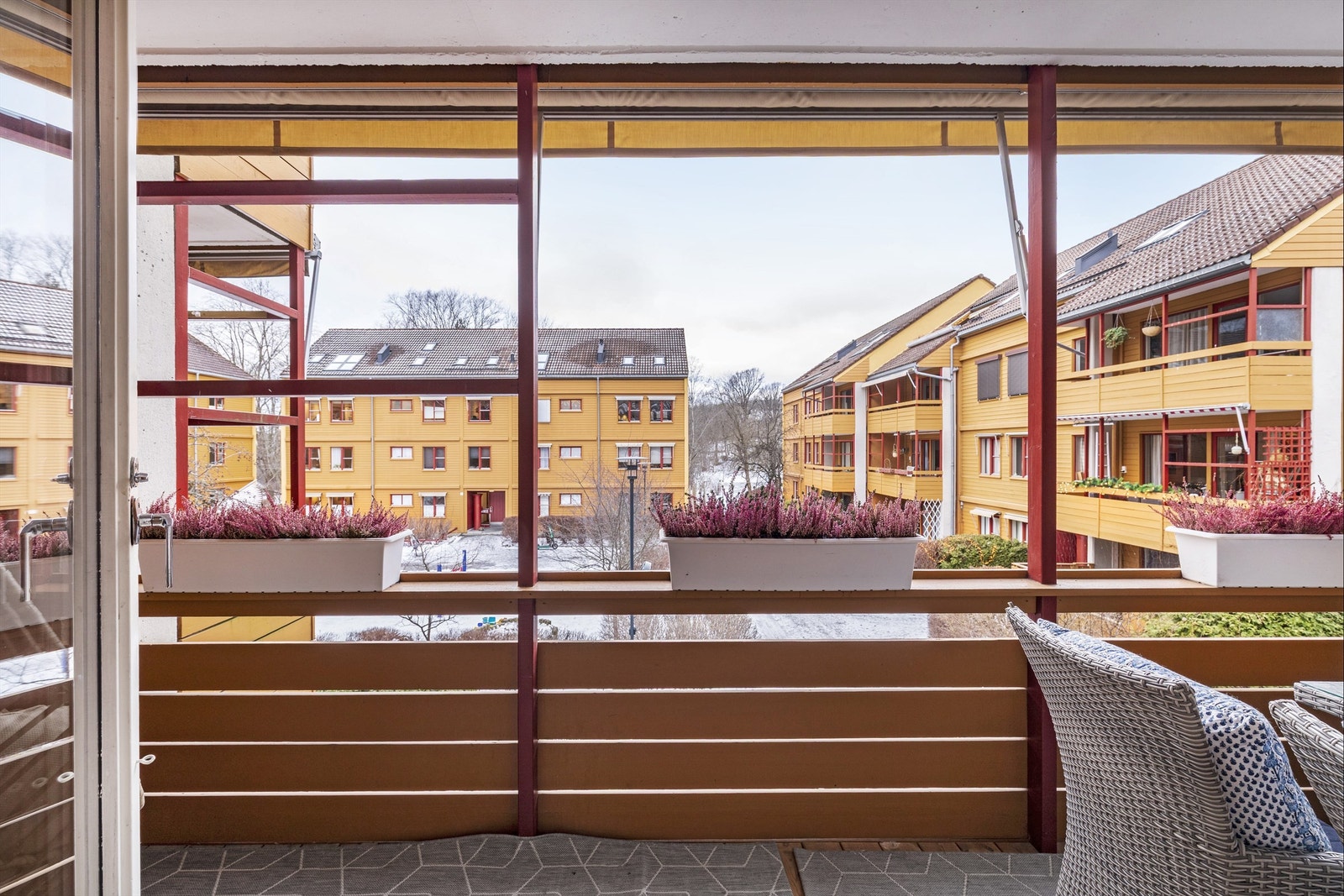 Utsyn fra balkongen. Borettslaget er svært barnevennlig med bilfrie områder og store grønne arealer rundt bebyggelsen Galleribilde