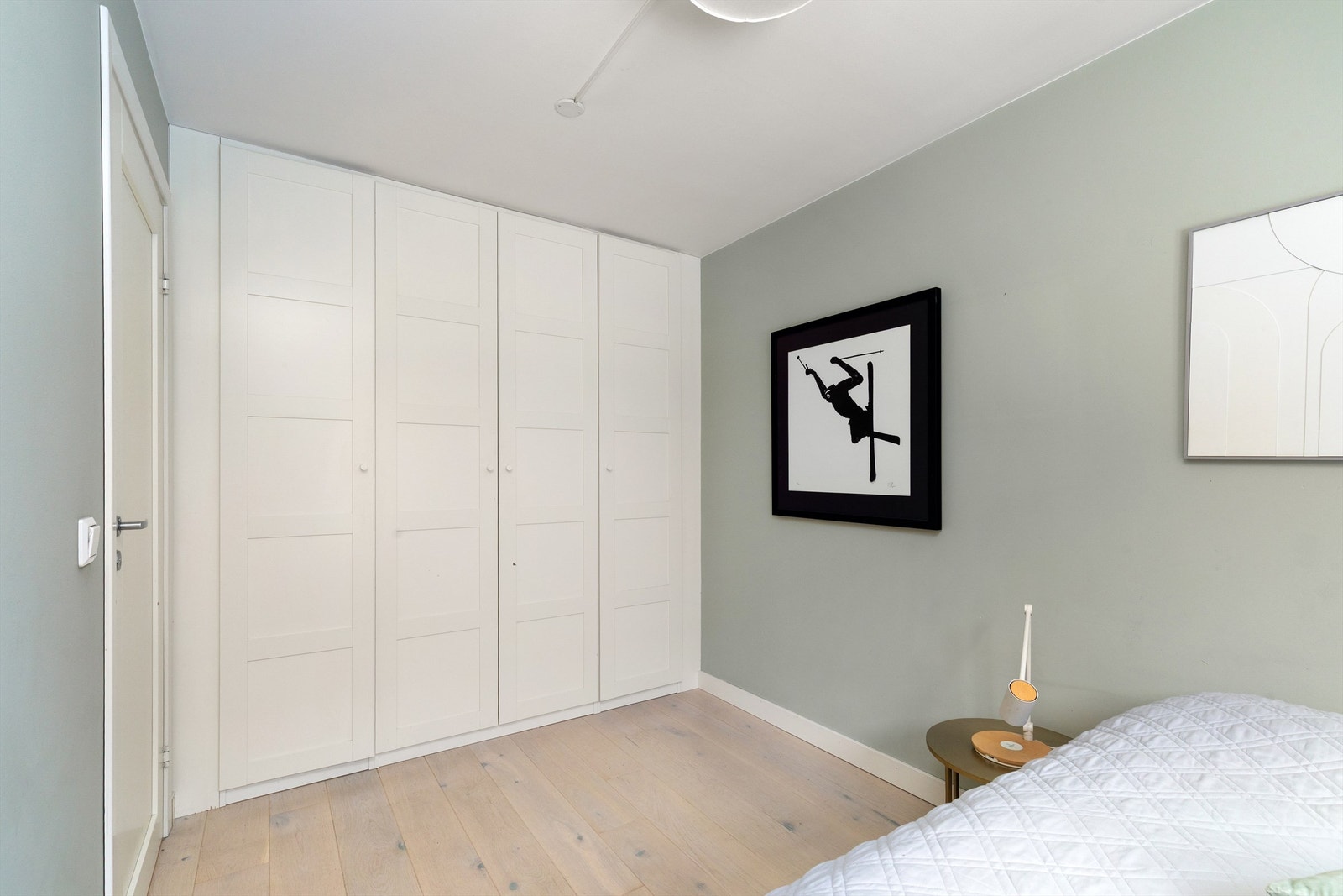 Stort garderobeskap med mye oppbevaringsplass Galleribilde