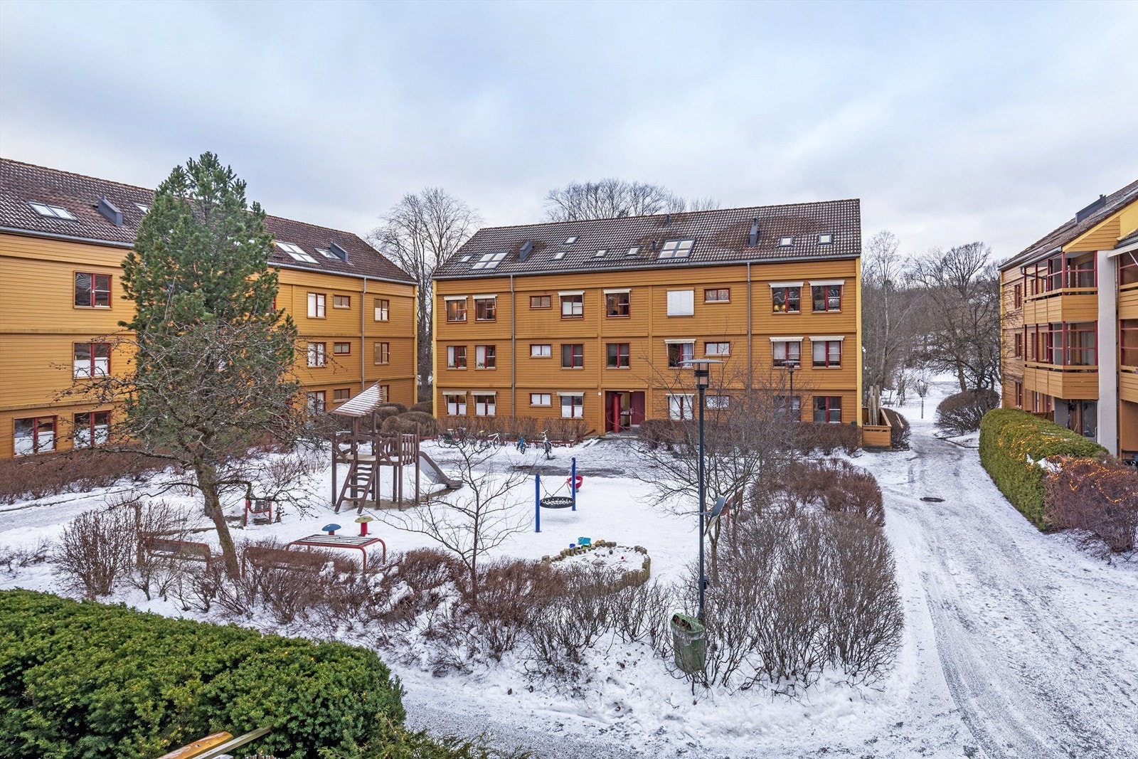 Utsyn over det hyggelige tunet mellom borettslagets bebyggelse Galleribilde